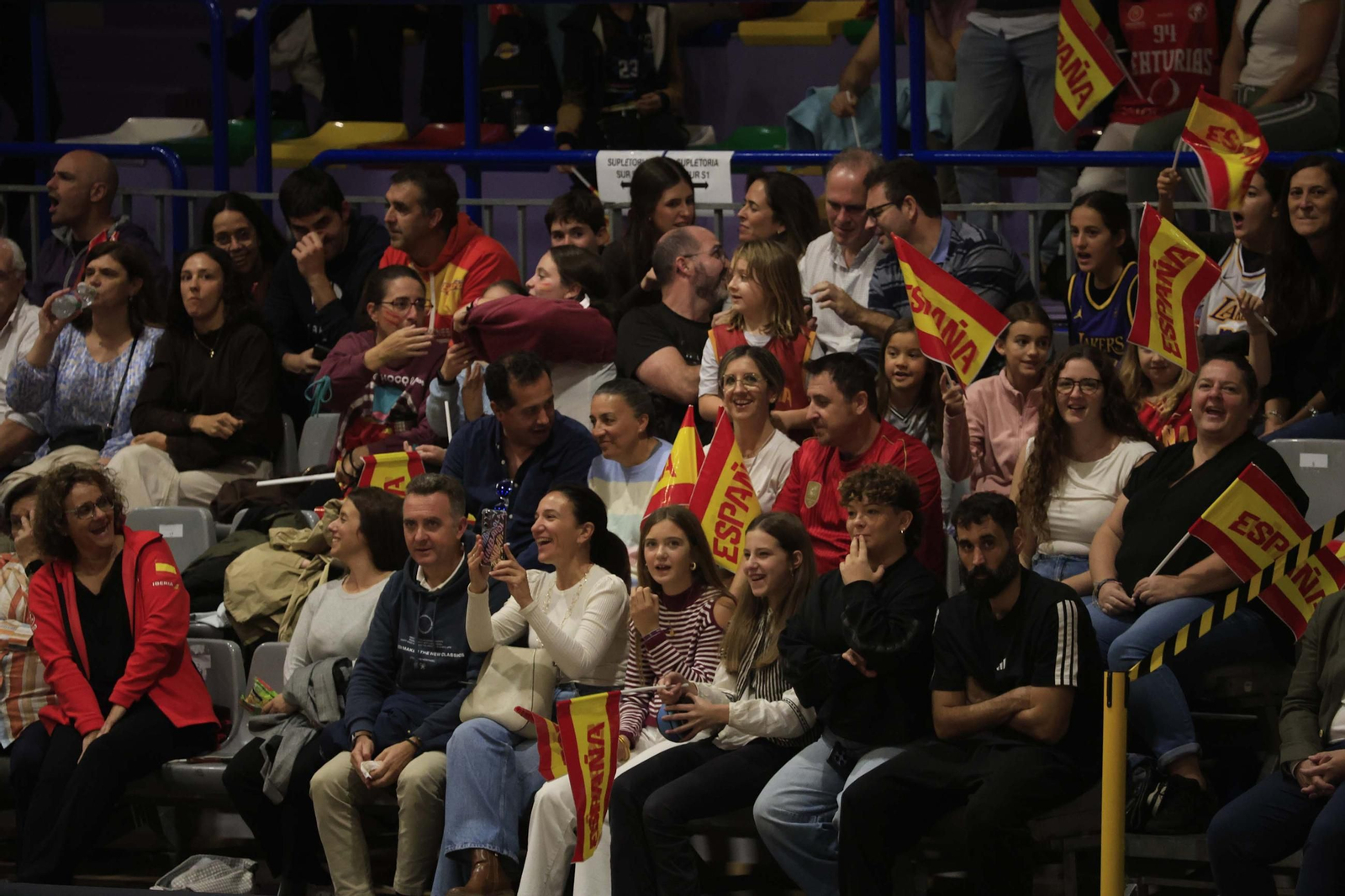 Fotos del partido y ambiente en el España-Francia del Torneo Internacional de Baloncesto Femenino en La Línea