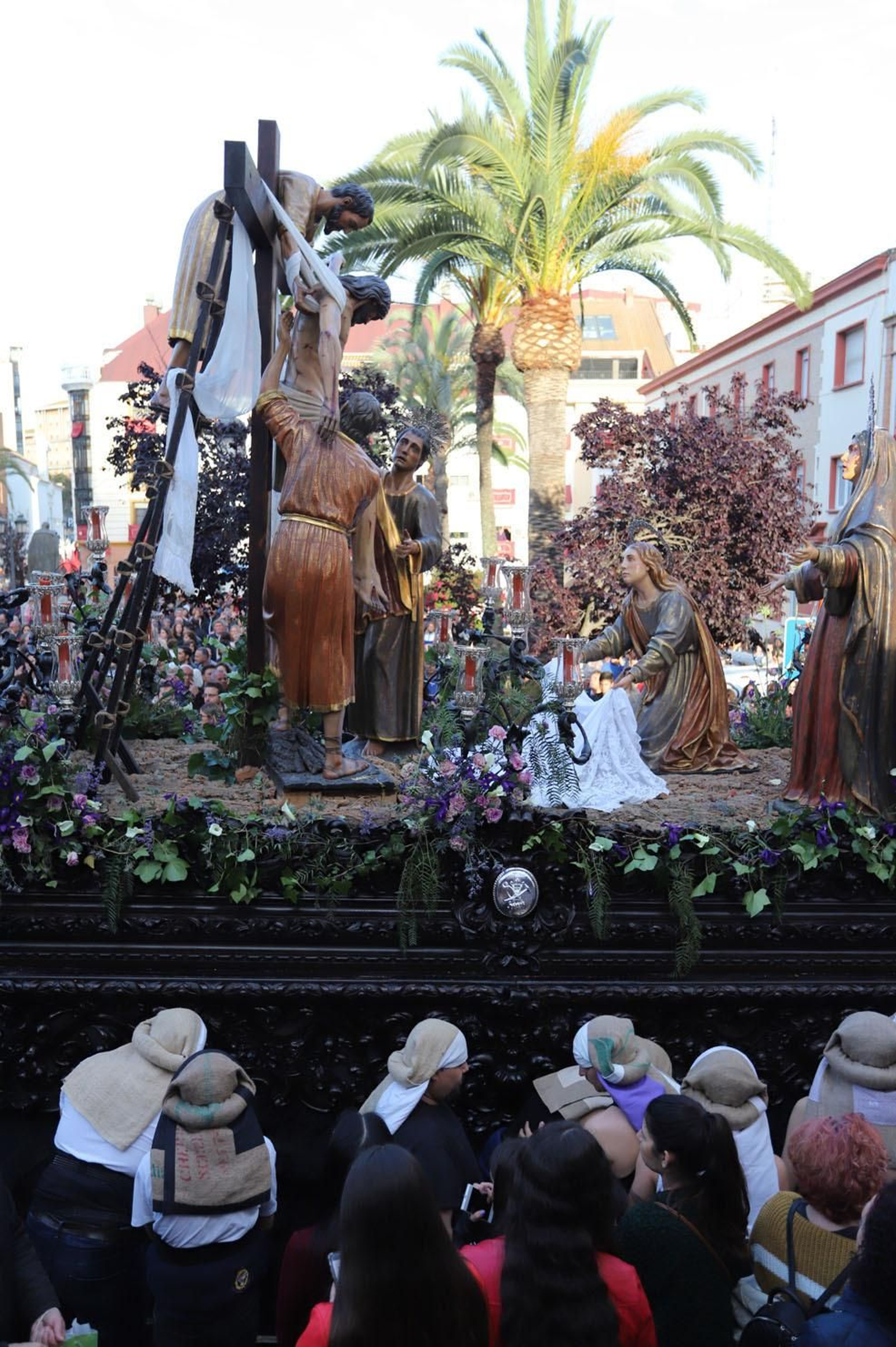 Imágenes de la procesión del Descendimiento por las  calles de Huelva