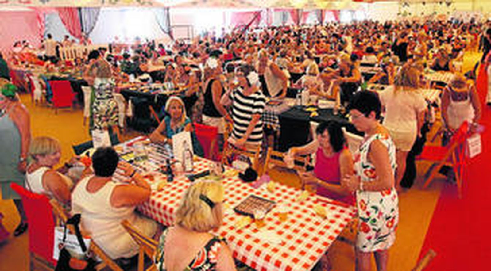 La Caseta Municipal estuvo abarrotada a mediodía por las invitadas al acto de homenaje a la mujer.