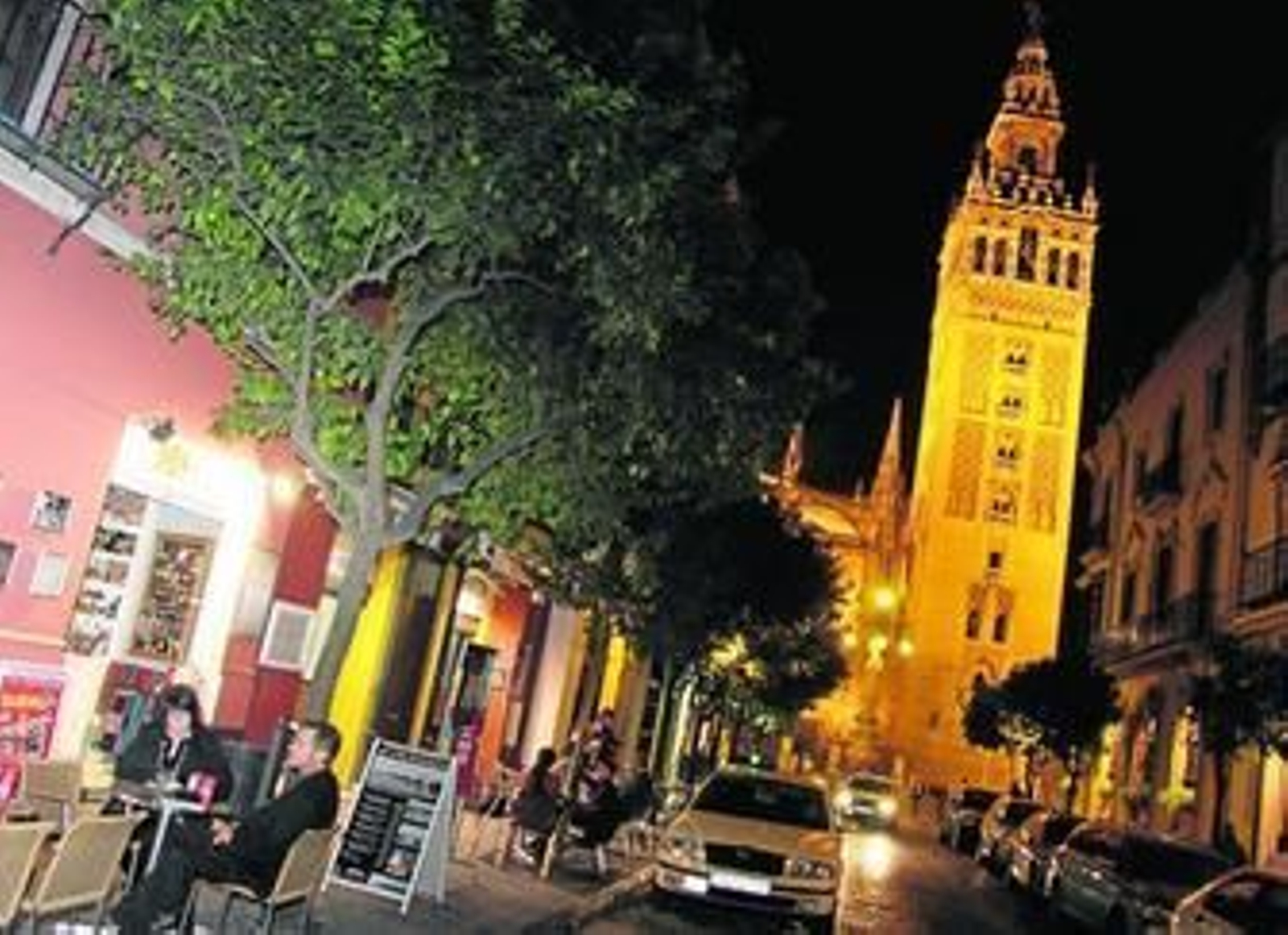 Vista actual de Mateos Gago con numerosos comercios, vehículos y peatones, que se cortará el domingo.