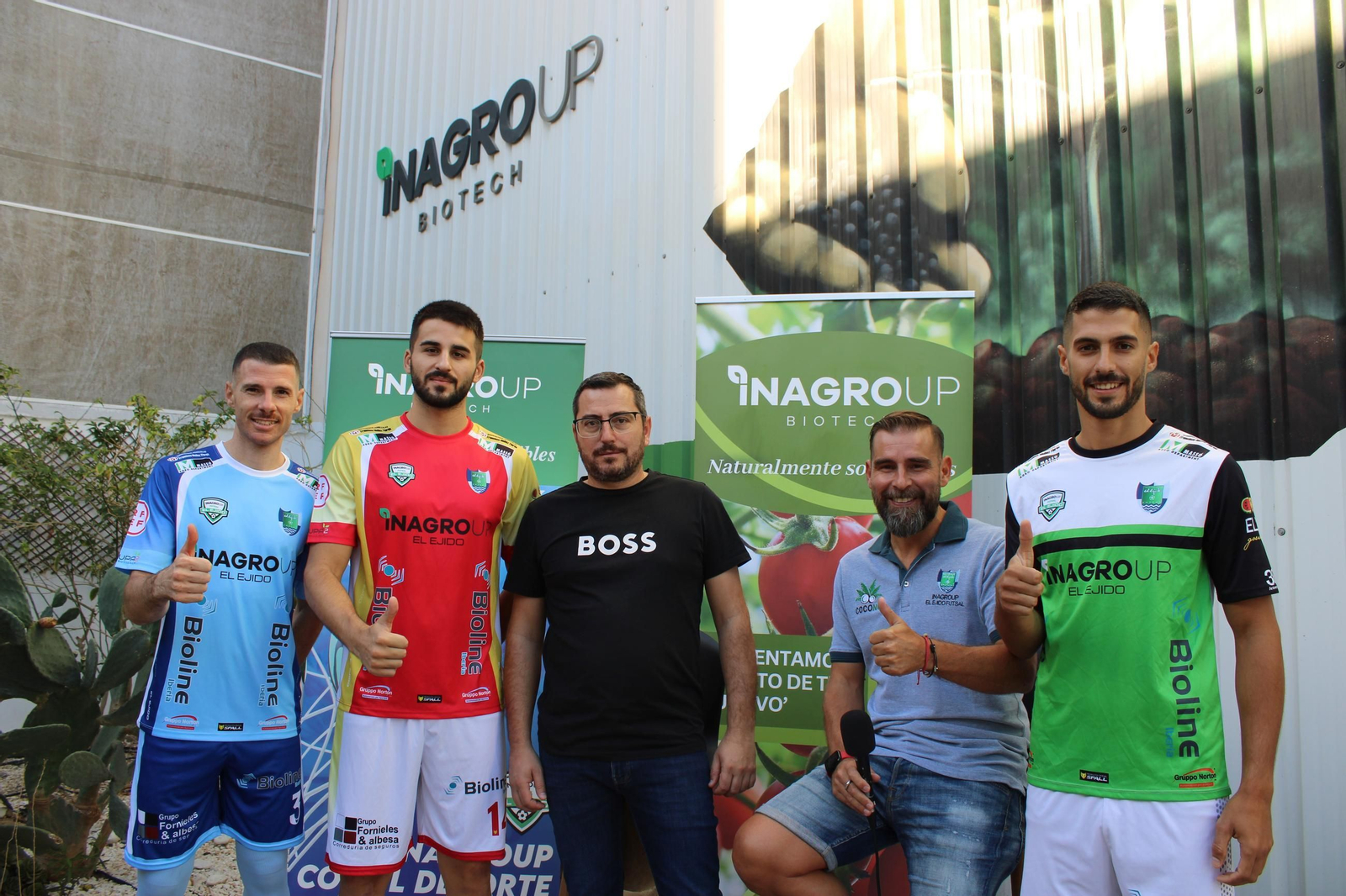 Los jugadores de El Ejido Futsal Josete, Cola y Jesús Gómez posan con las camisetas de este curso del conjunto celeste.
