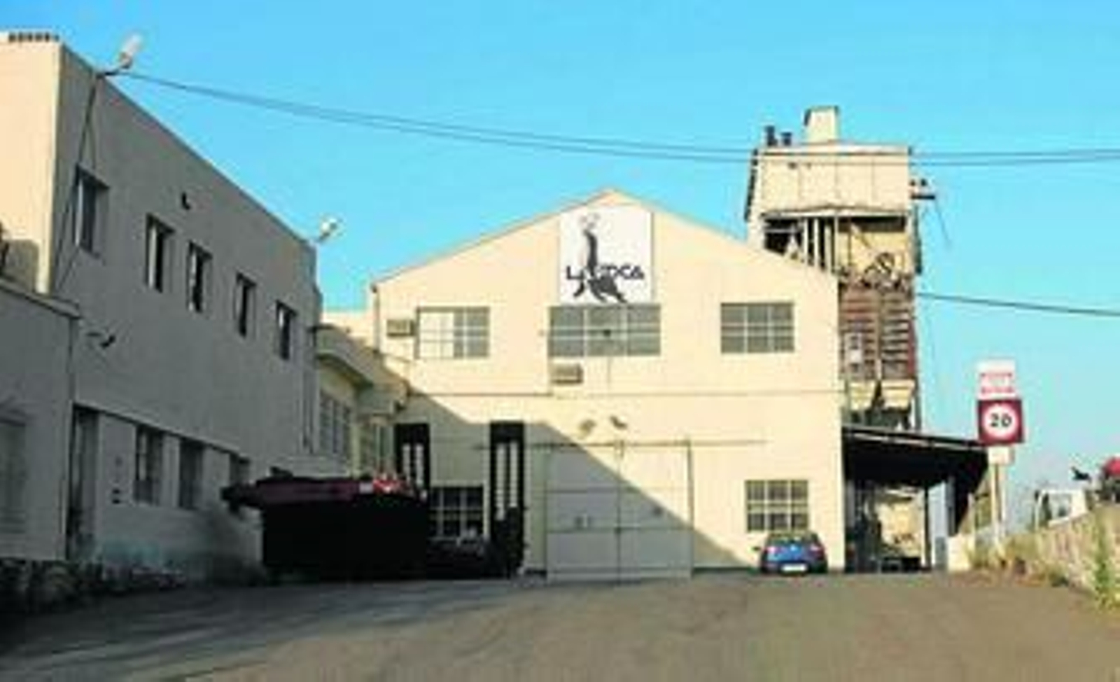 Una de las naves e instalaciones de Piensos La Foca ubicada en Huércal de Almería.