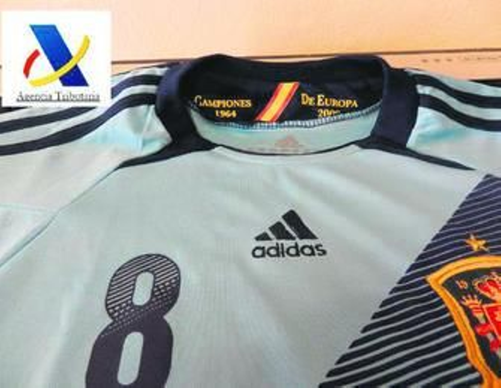 Arriba, la camiseta de La Roja; y abajo, la equipación de Alemania.