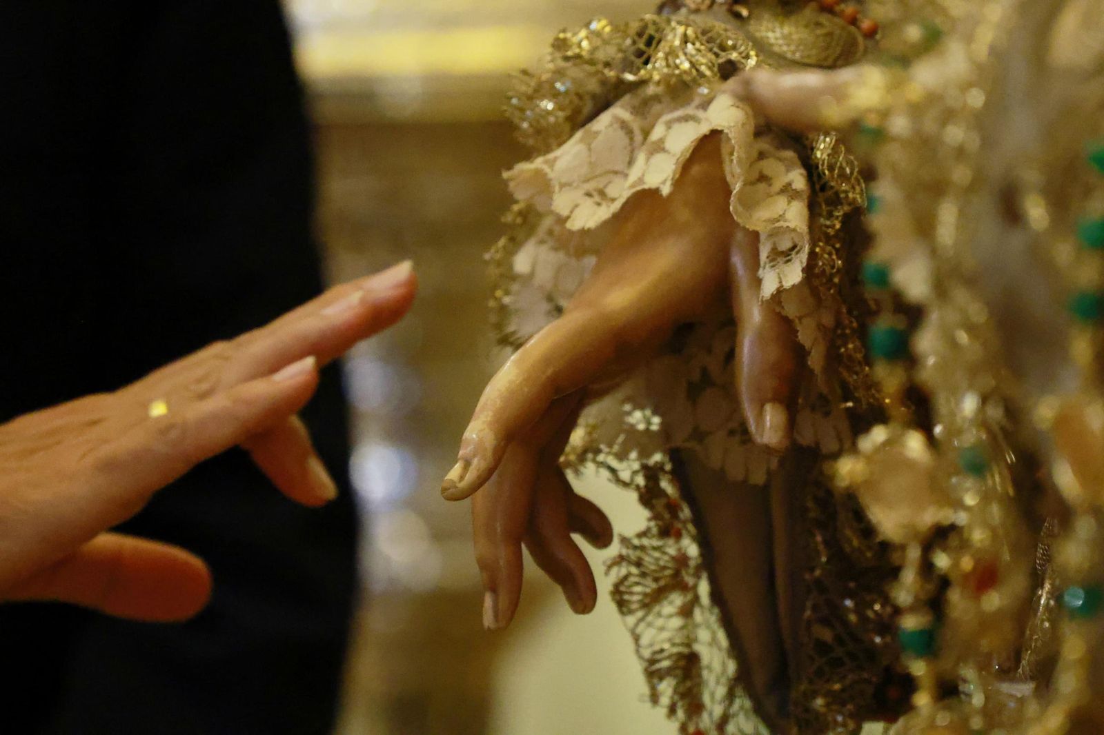 La Esperanza de Málaga ya reposa en la Catedral para recibir culto, en imágenes