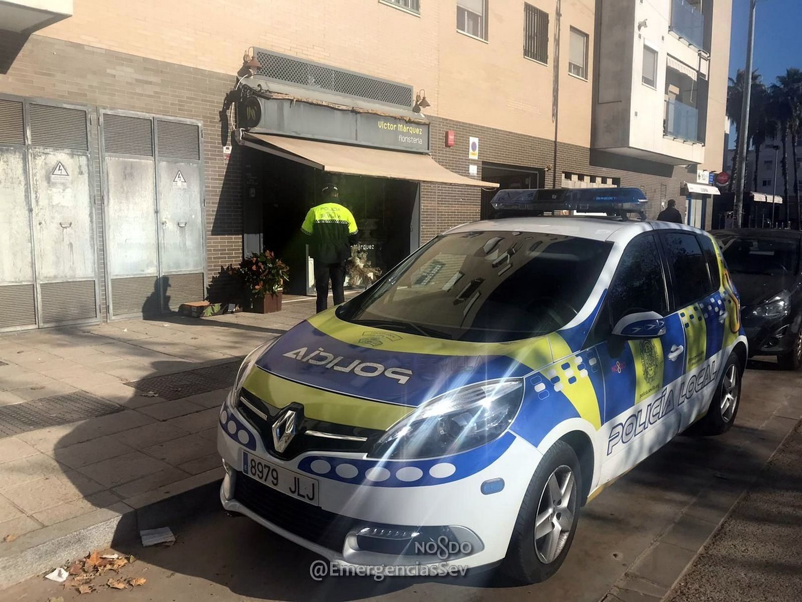 La Policía Local en el local donde fue detenido el ladrón.