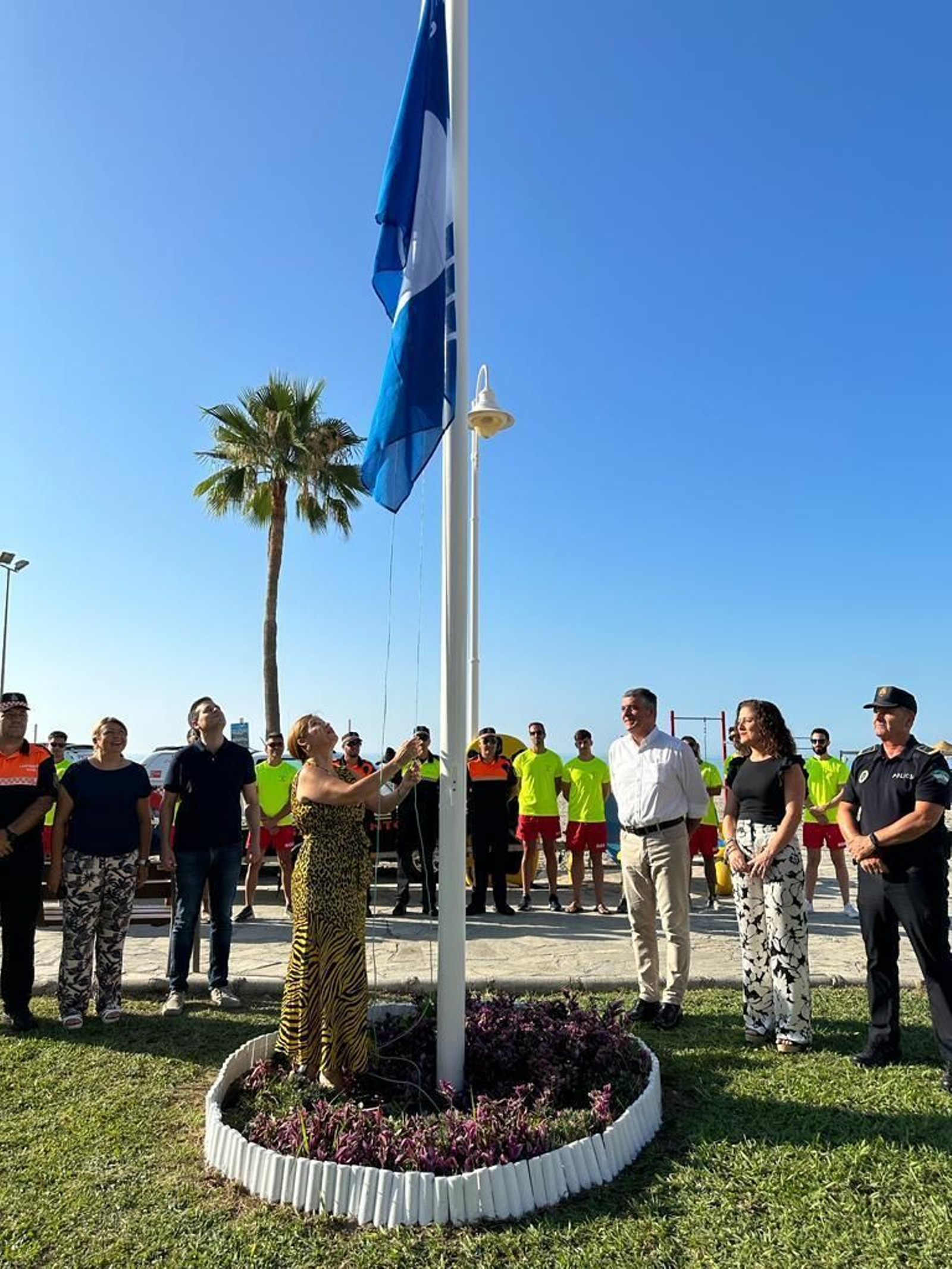 Izado de banderas en la playa de Burriana