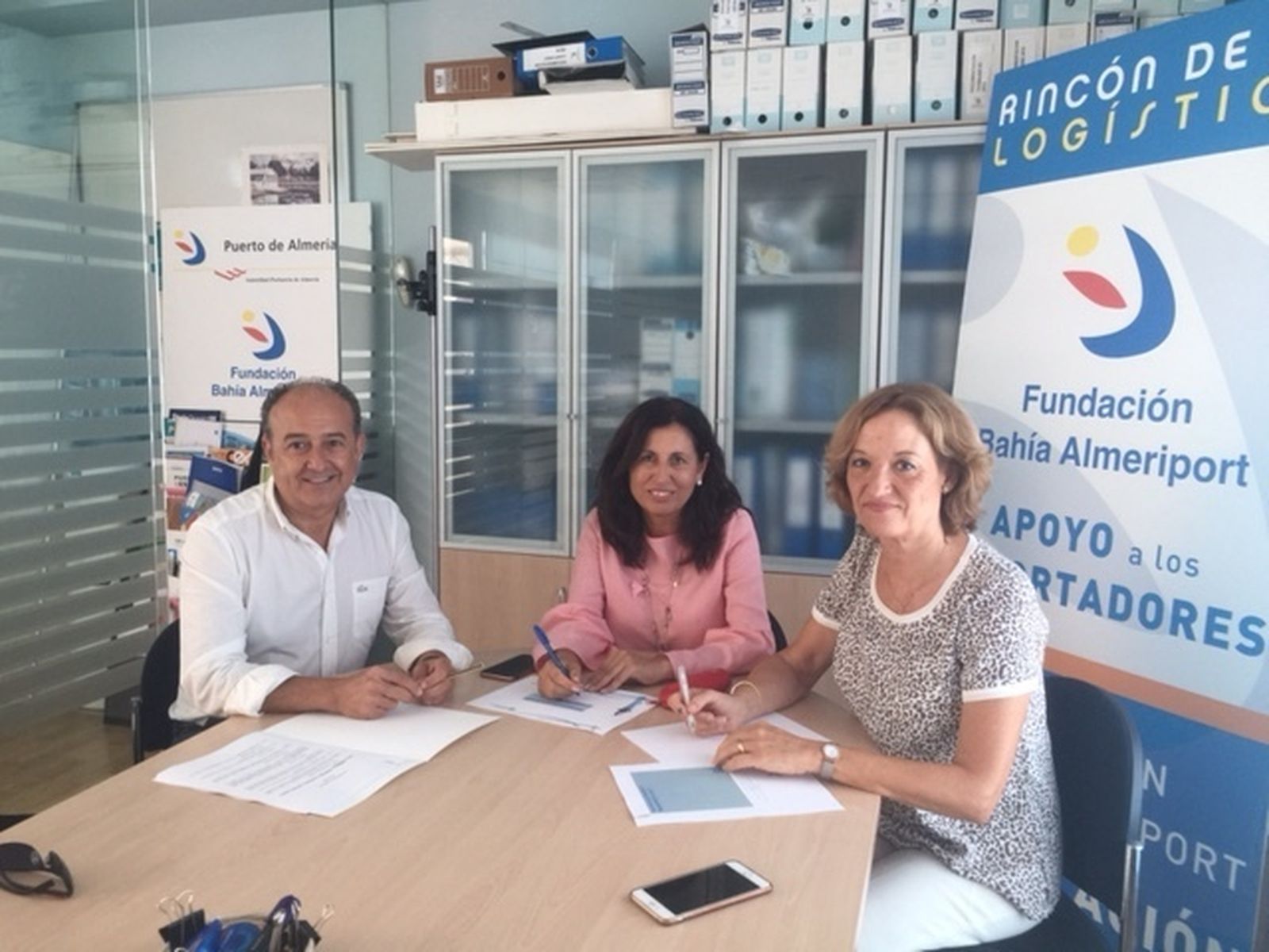 Martín Soler, gerente de la FBA, Trini Cabeo y la nueva presidenta de la Autoridad Portuaria de Almería, Mari Carmen Ortiz.