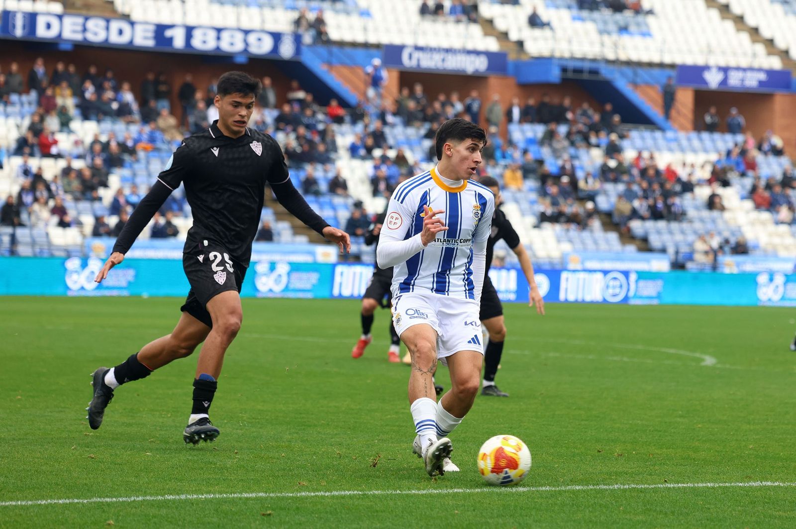 Paolo controla la pelota en su partido 50 como albiazul.