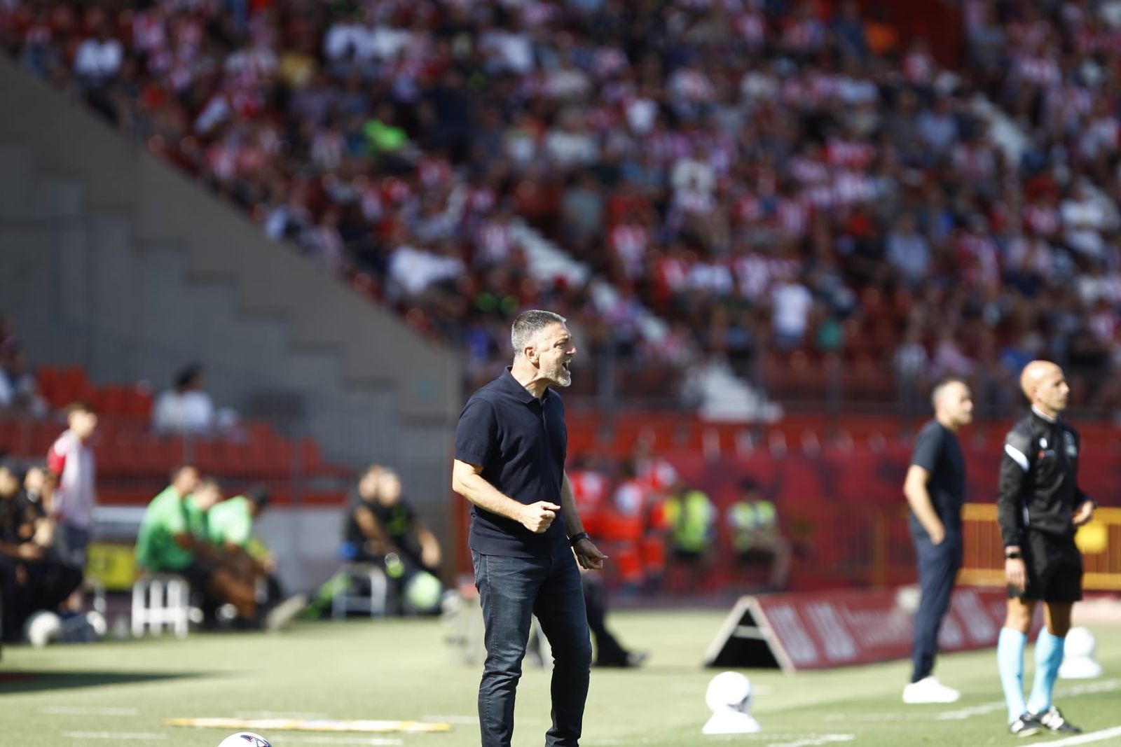 García Pimienta aprieta el puño y grita a sus jugadores para hacer una corrección en el campo