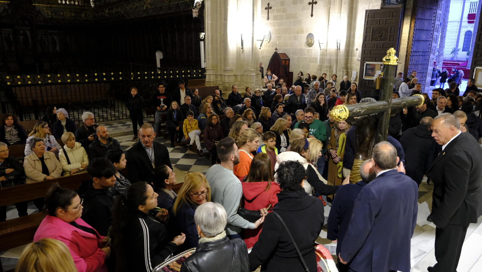 Procesión del Vía Crucis-Cristo de la Escucha en Almería, en imágenes