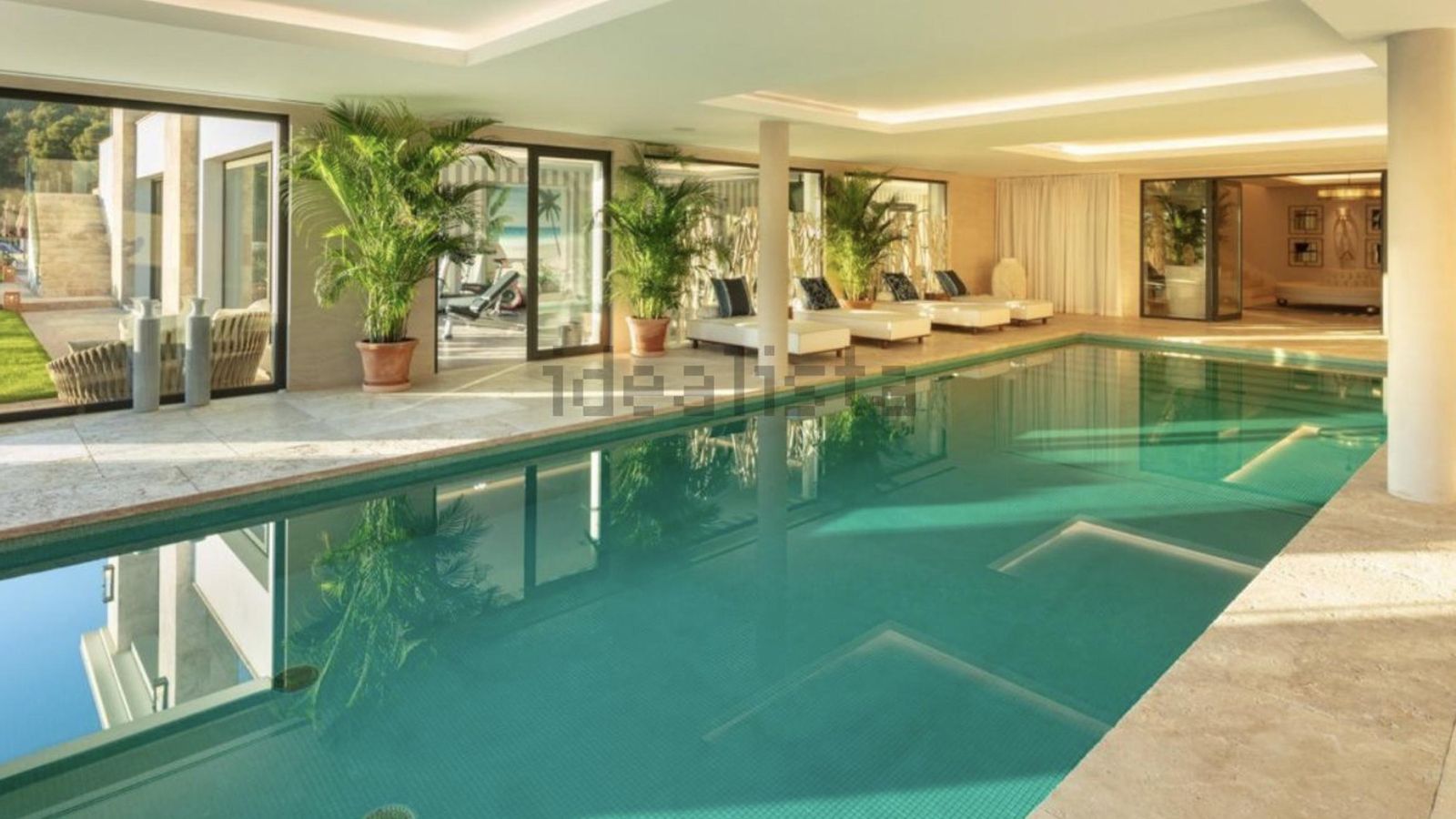 Piscina cubierta con spa. Piscina cubierta con spa.