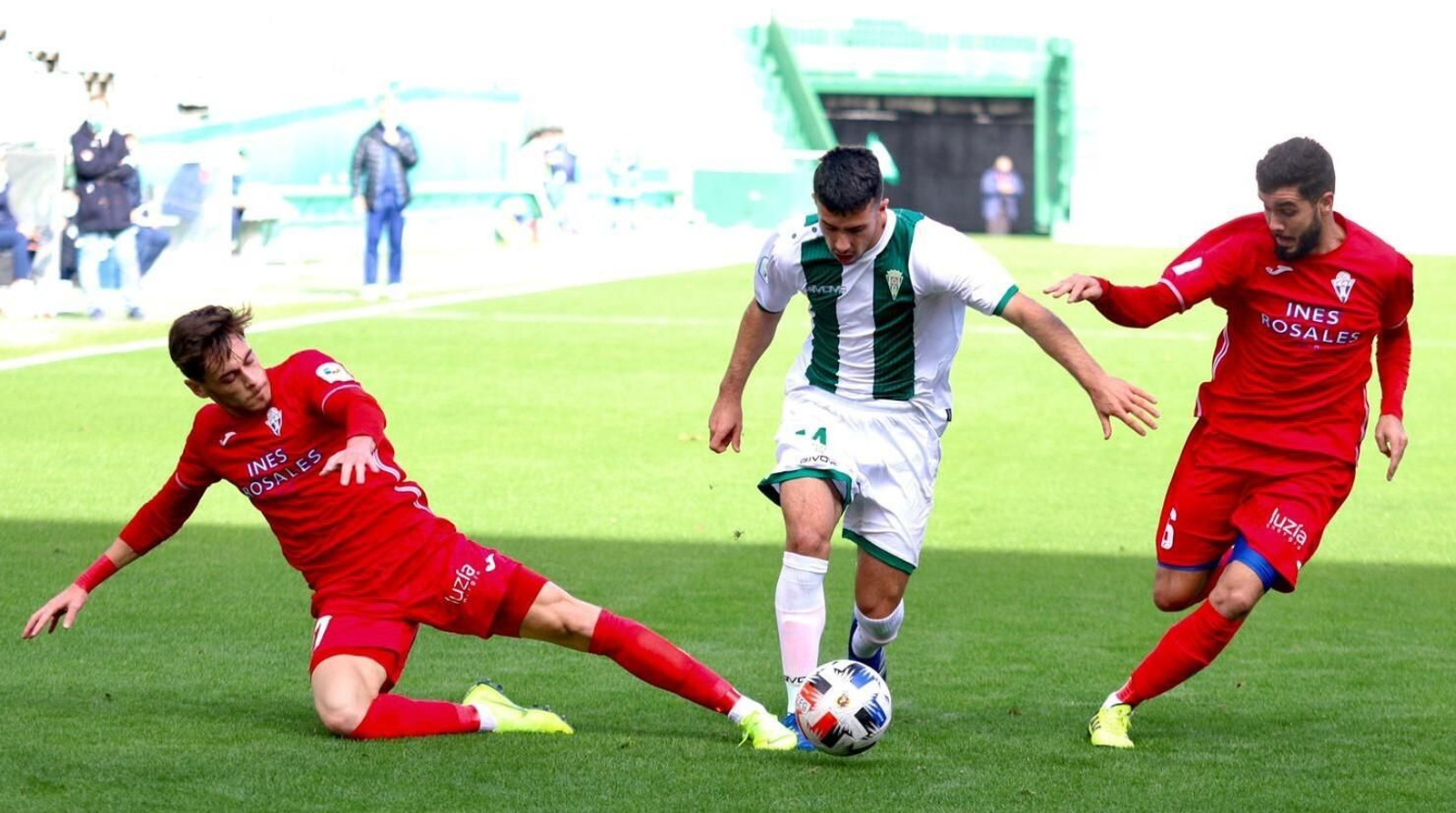 Carlos Puga intenta zafarse de dos defensores del Castilleja.
