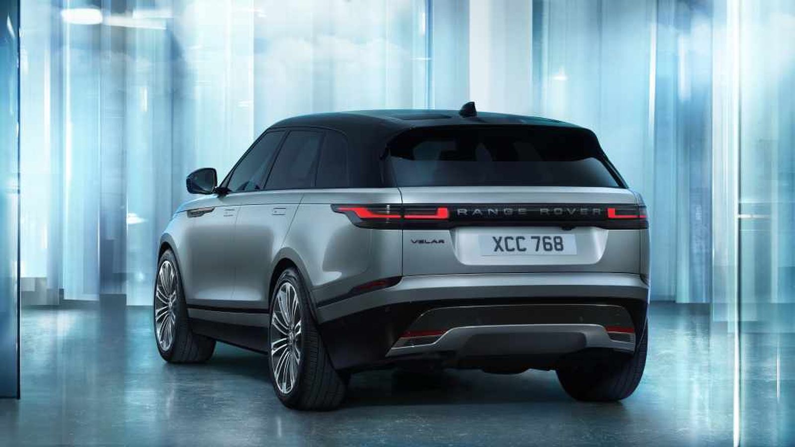El restyling que estrena el Velar es muy sutil, particularmente si se ve a este SUV por detrás.