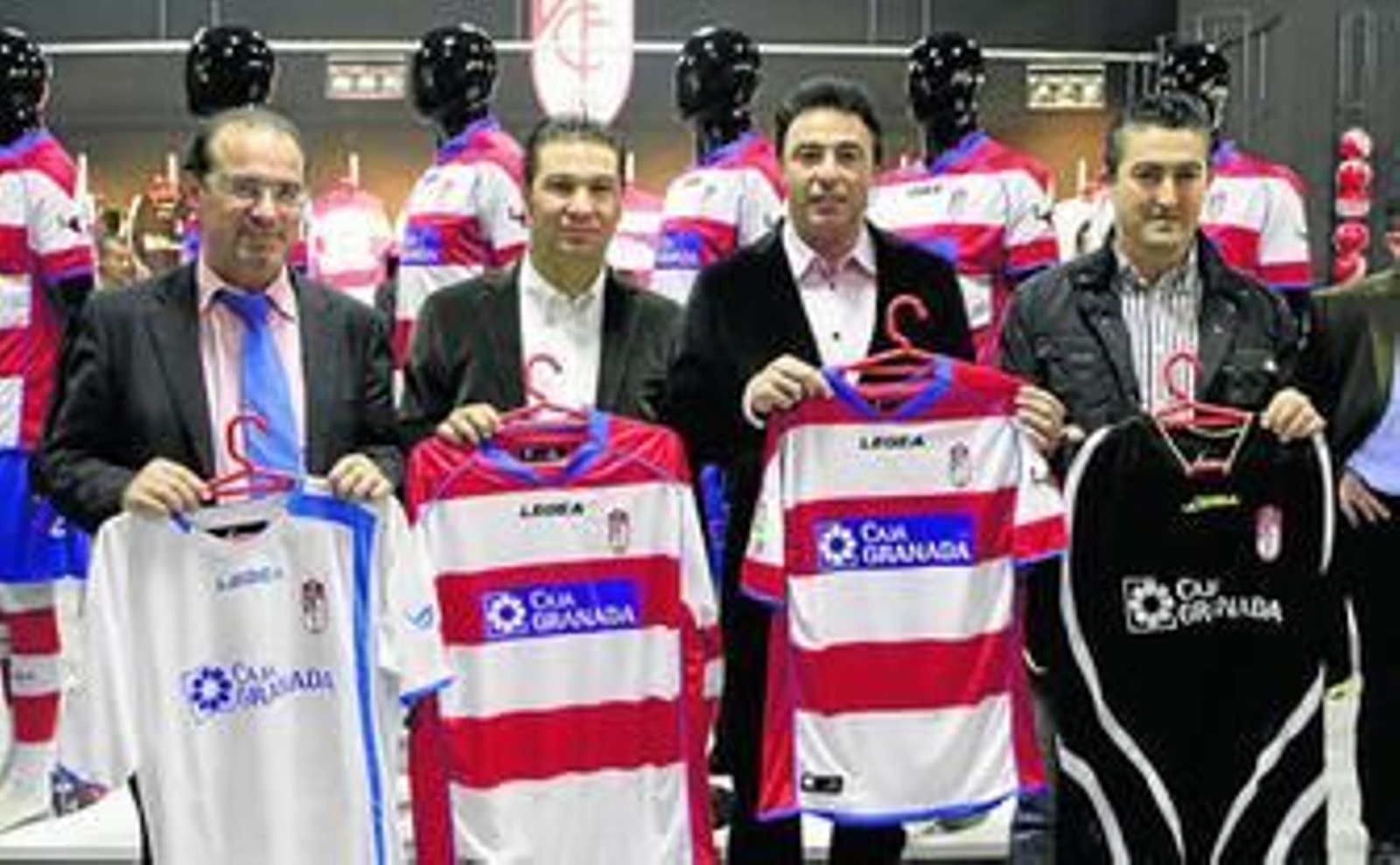 De izquierda a derecha, Javier Jiménez, Juan Carlos Cordero, Quique Pina y Pedro González con las camisetas del curso pasado.