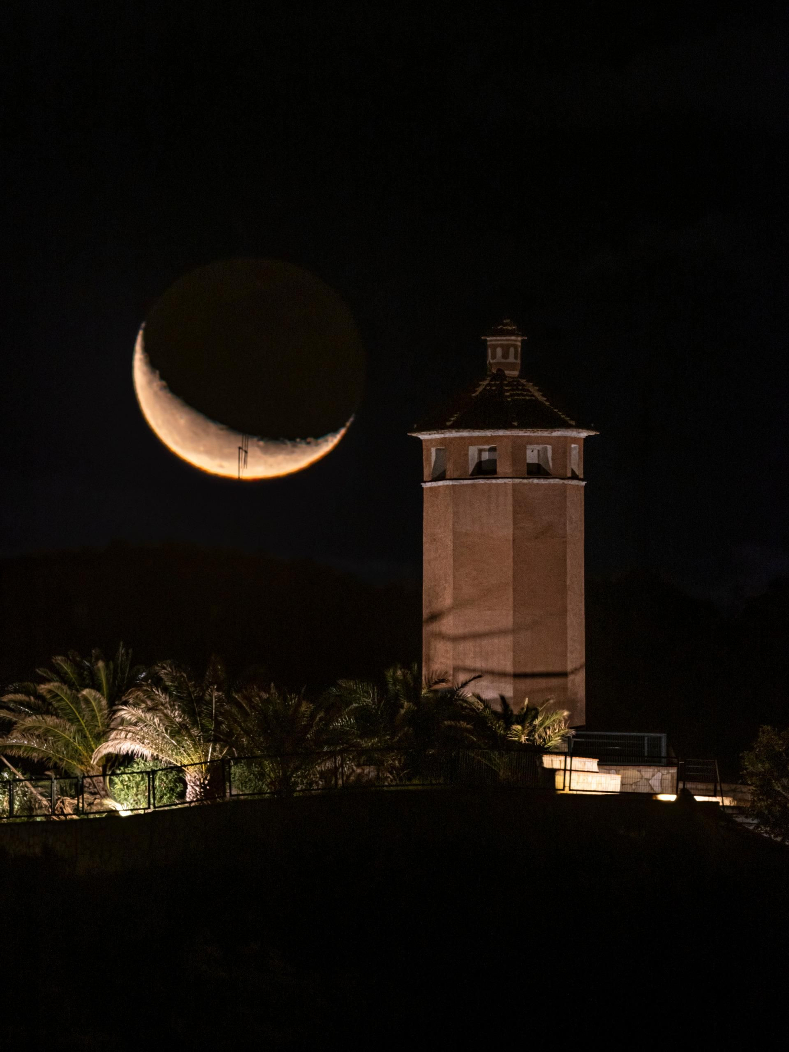 La luna sobre la torre vigía de Arboleas
