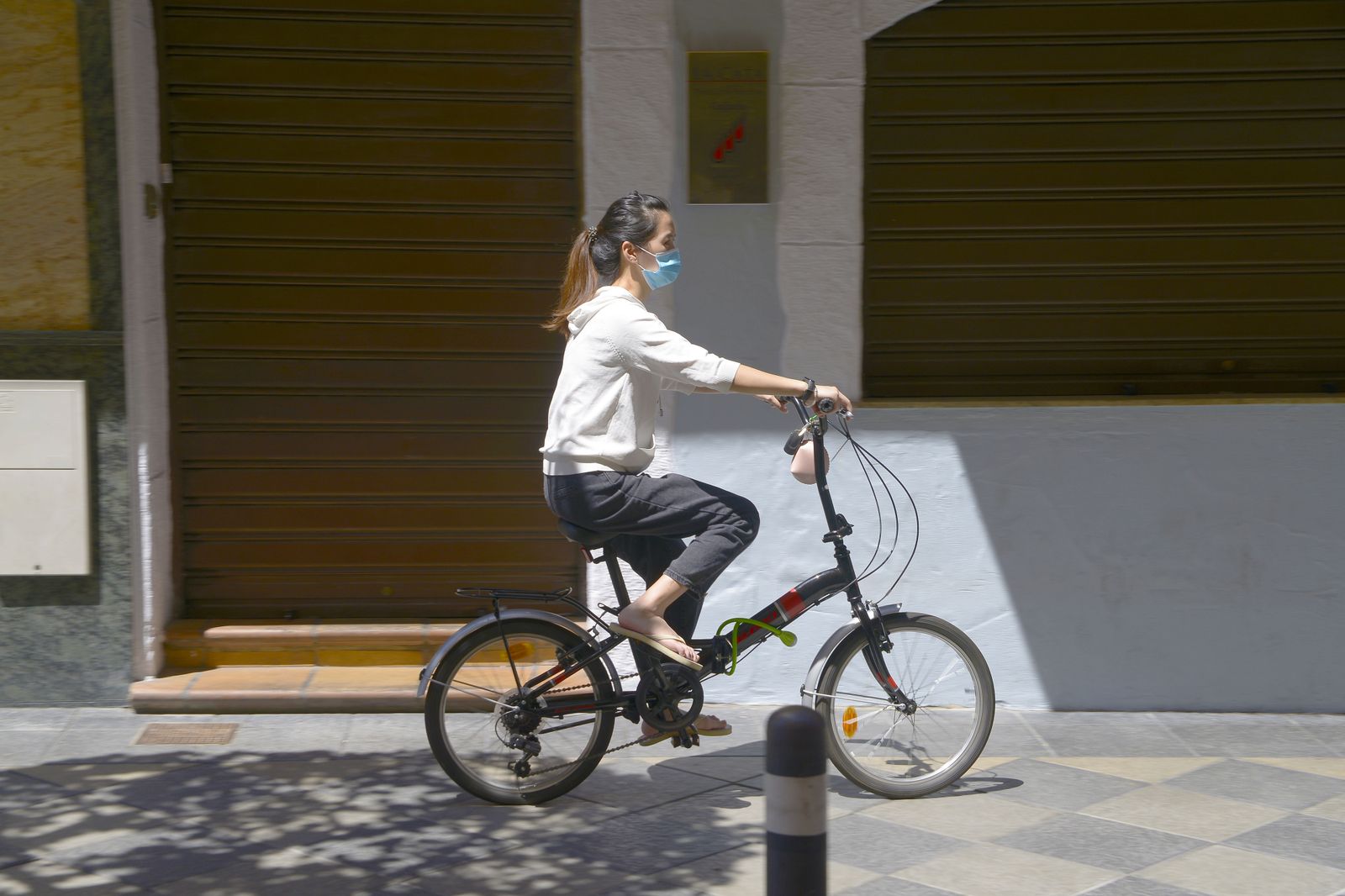 Fotos de gente con mascarillas en Algeciras