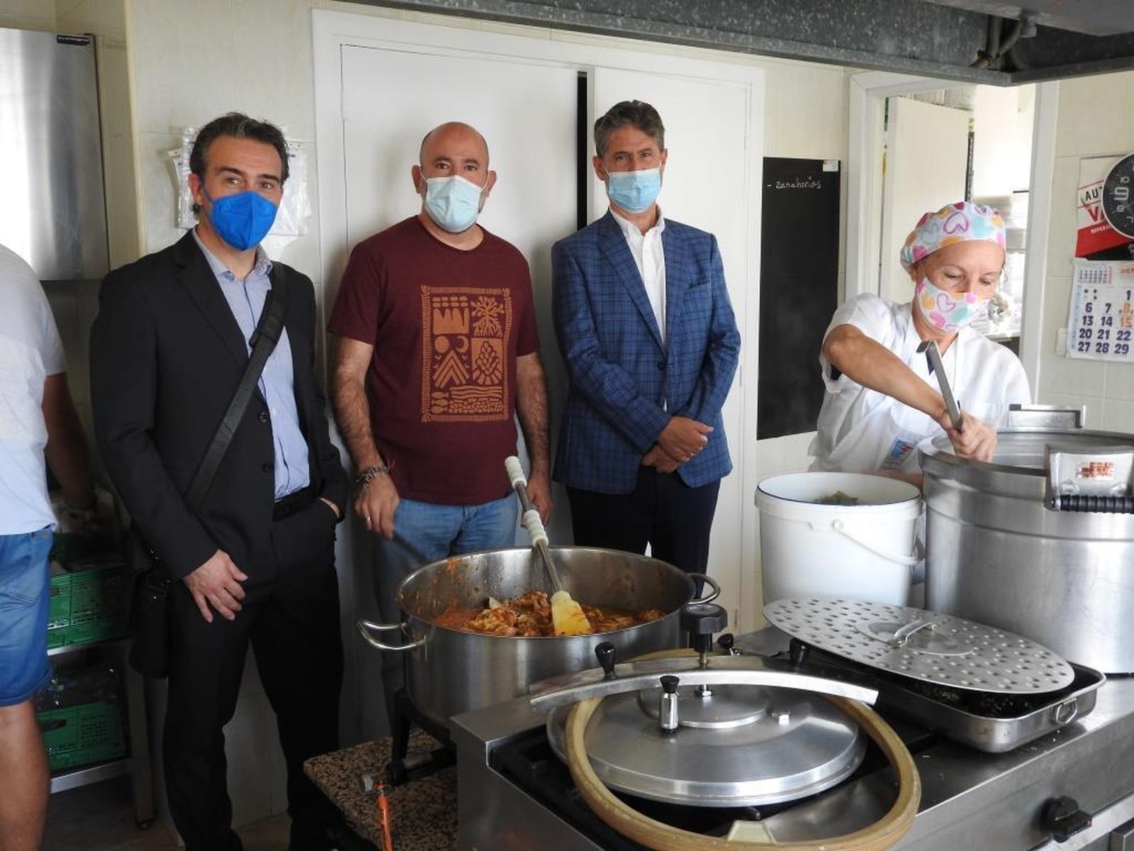 Juan Miguel Luque, Eduardo García, y Ángel Cañadilla, en la cocina del comedor social trinitario.