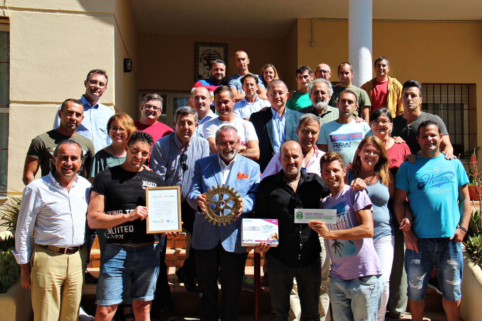 Un momento de la visita del Rotary a la comunidad ‘El Faro’.