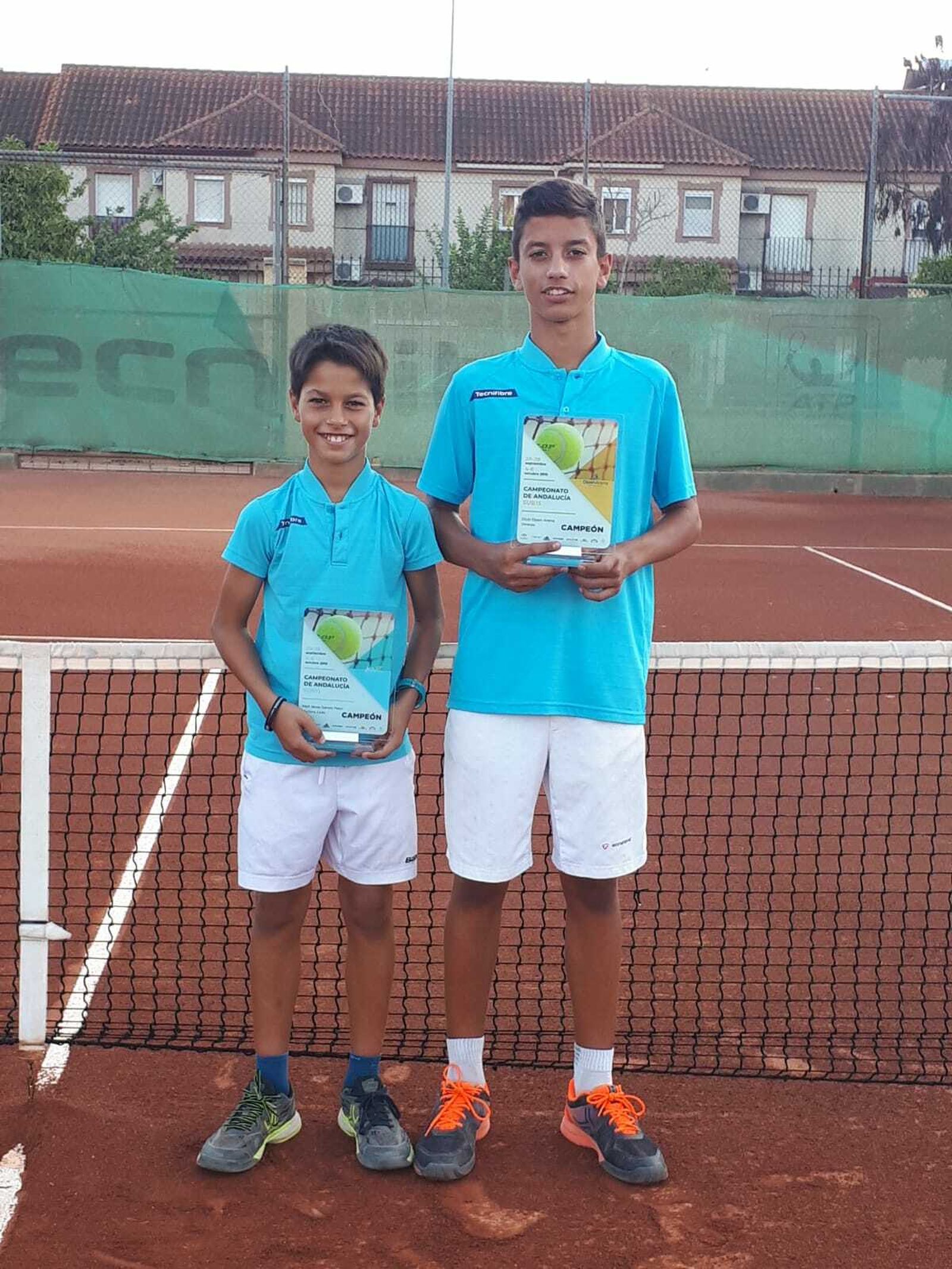 Los hermanos Manuel (izquierda) y Pablo Páez, con los títulos de campeones de Andalucía.