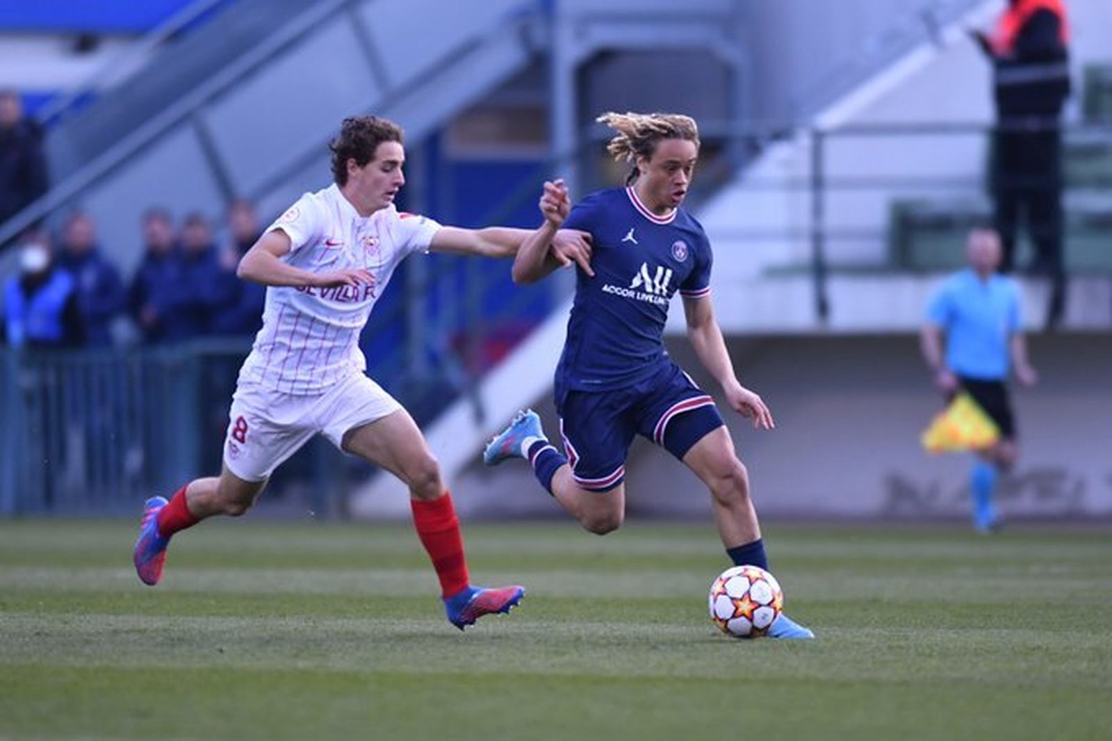 Manuel Bueno intenta frenar a Xavi Simons, autor del 1-0 de penalti.