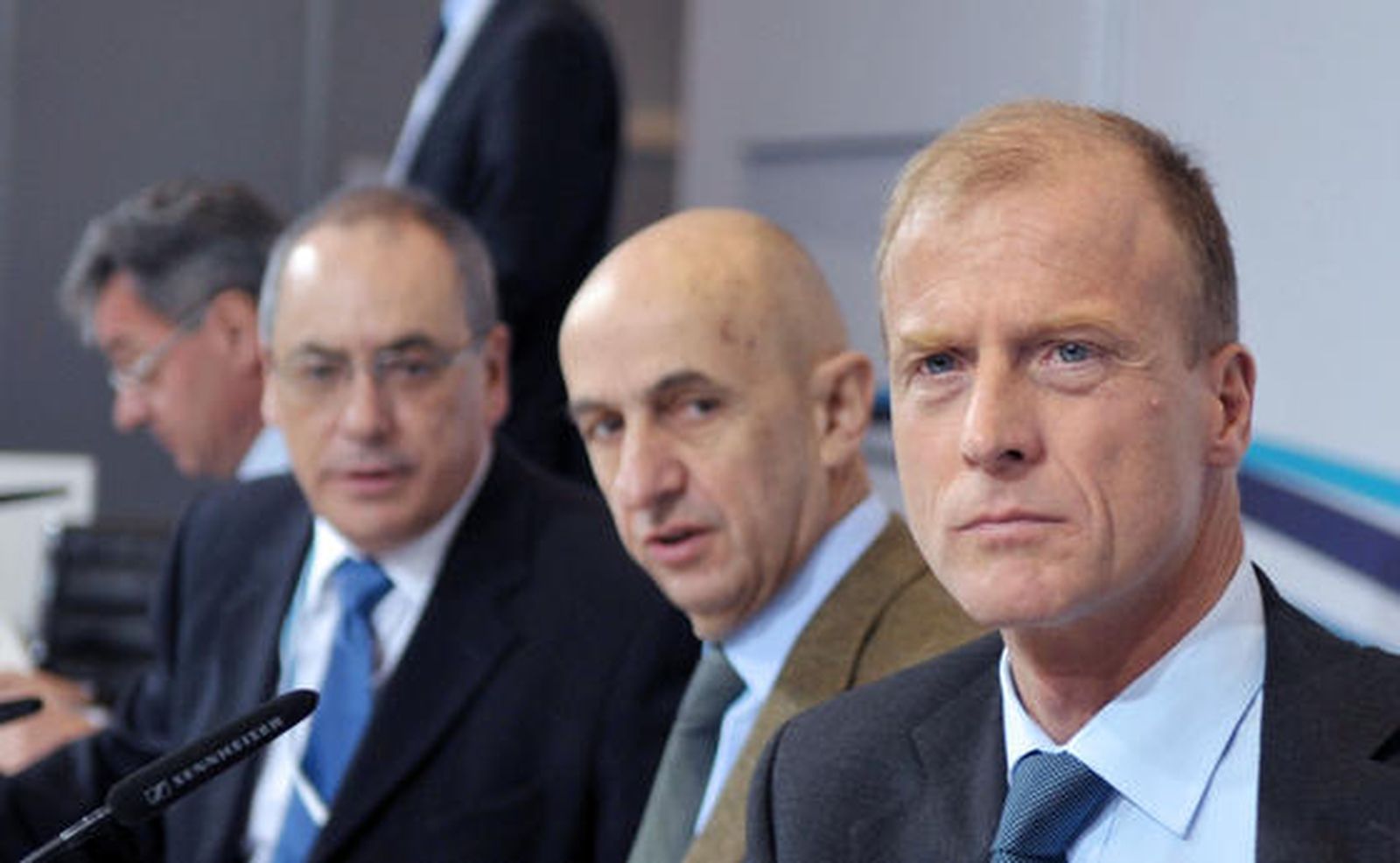 El presidente de EADS, Louis Gallois, acompañado del presidente de Airbus, Thomas Enders y el presidente de la división militar del fabricante europeo de aviones, Domingo Urena-Raso, ha fijado el 31 de enero de 2010 como fecha final para las negociaciones con los gobiernos europeos.

Foto: Agencias/ Jose Ángel García