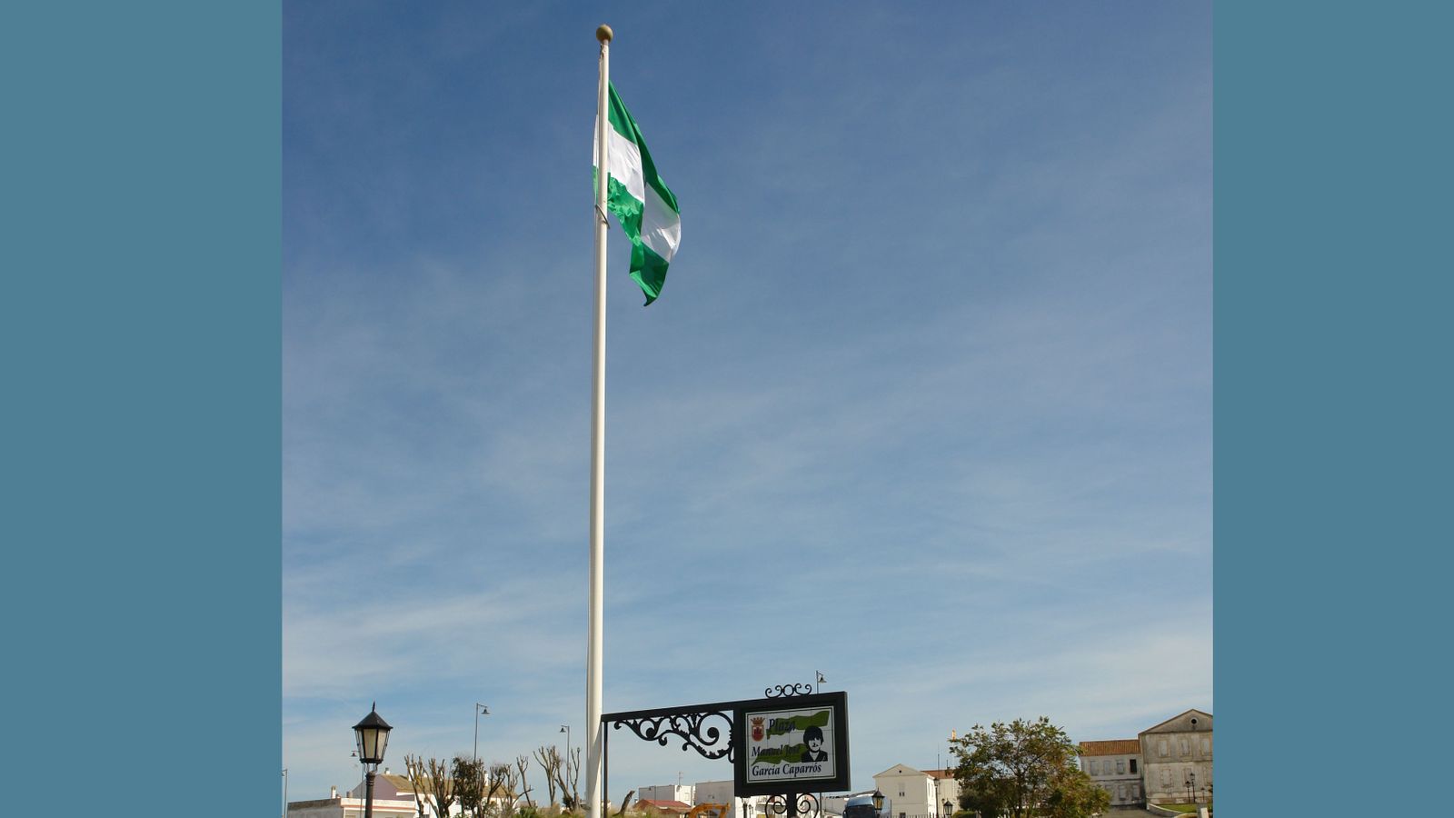 La bandera de Andalucía ondea en la plaza García Caparrós de San Roque.