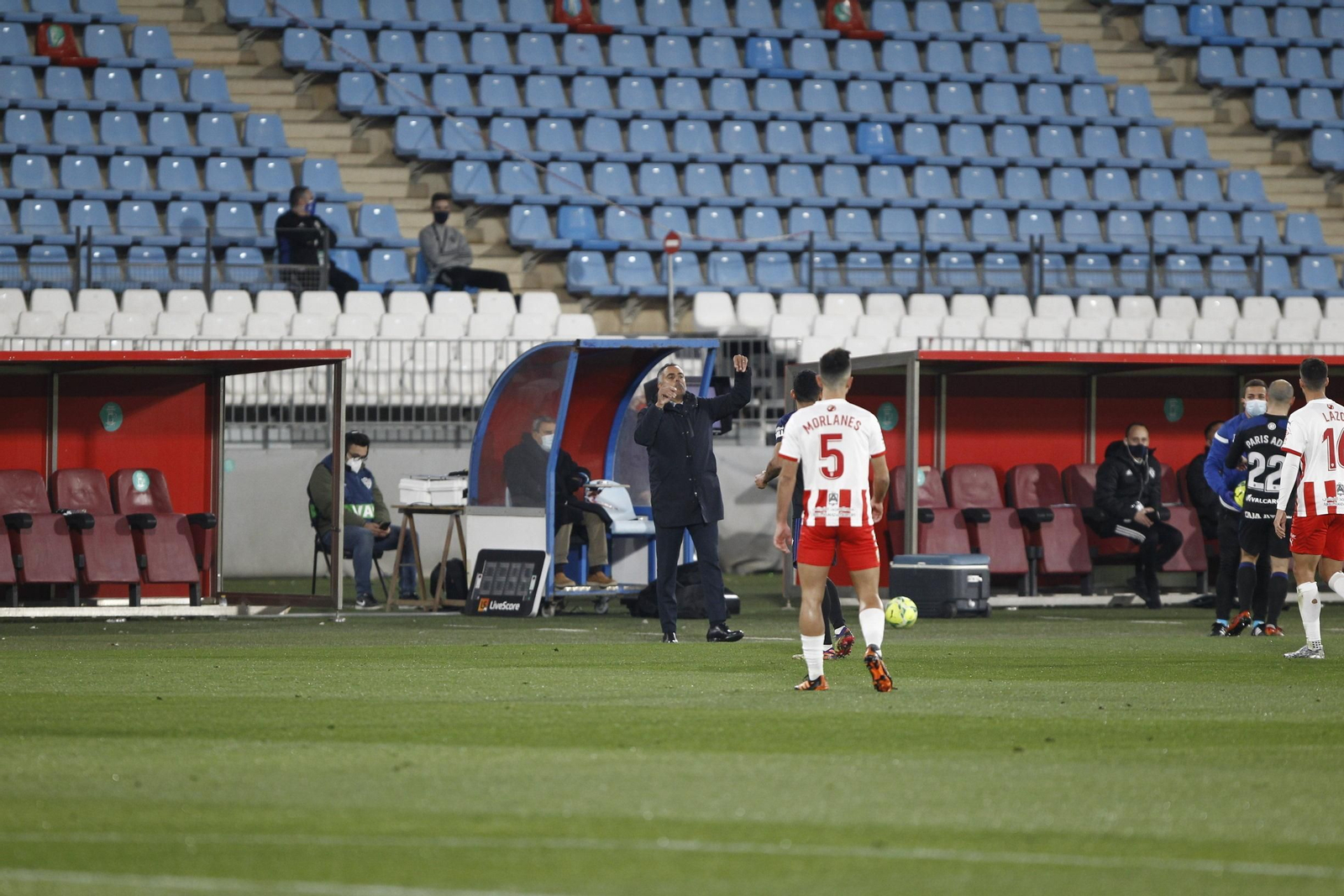 José Gomes ordena a su equipo sobre el campo