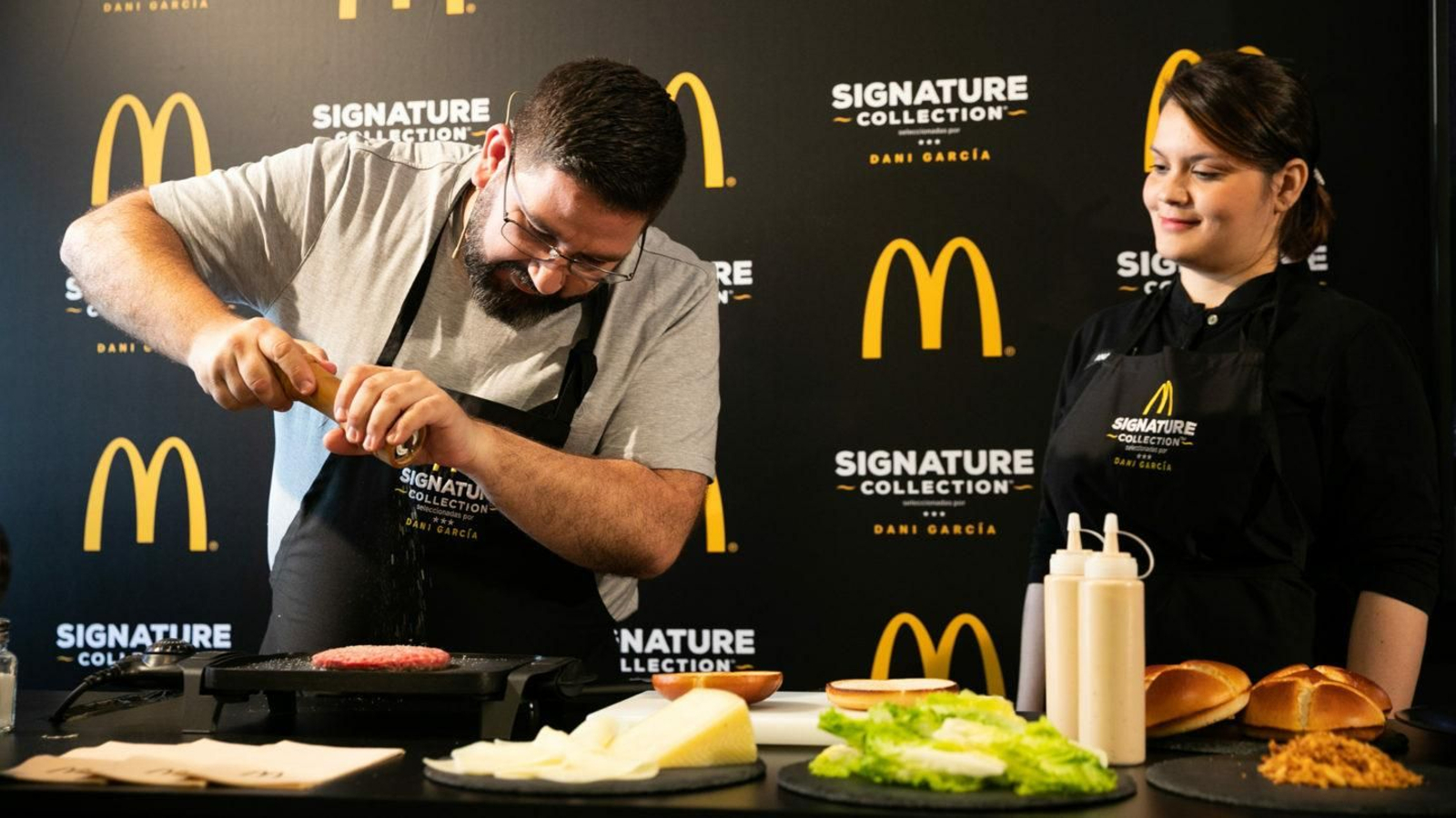 Dani García, preparando su nueva receta de hamburguesa.