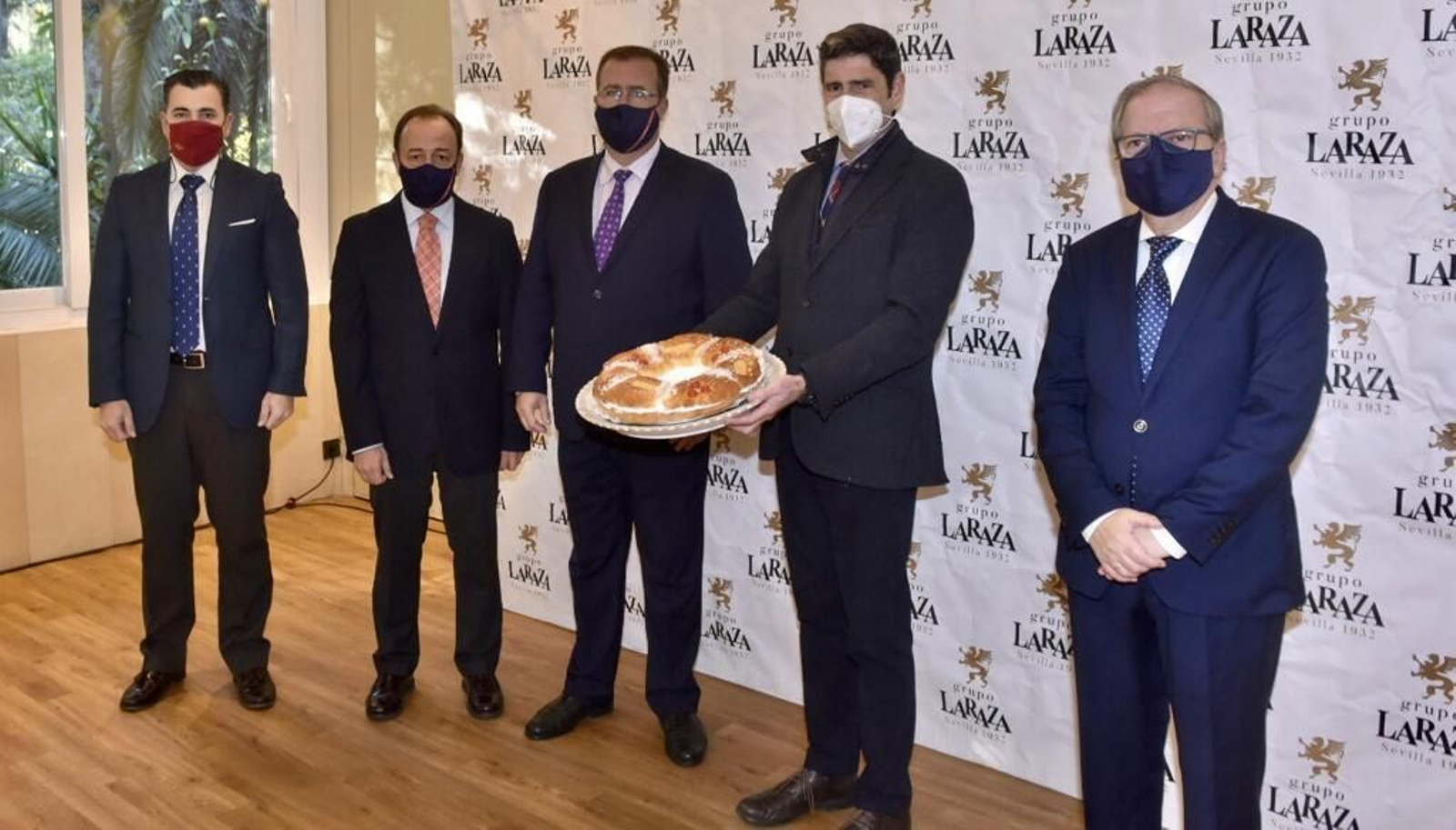 José Ignacio de Rojas, del grupo La Raza, sostiene el Roscón de Reyes, flanqueado por el presidente del Ateneo, Alberto Máximo Pérez; el delegado de Fiestas Mayores, Juan Carlos Cabrera; el director de la Cabalgata, Manuel Sainz, y el productor audiovisual, Carlos Valera.