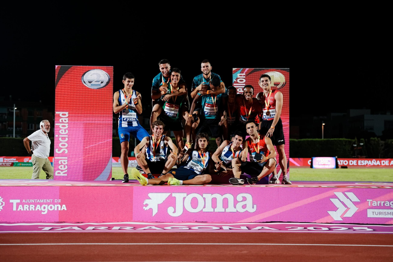 Podio de la competición de la prueba de relevos 4x100 con el almeriense subido al primer cajón junto a sus compañeros de equipo.