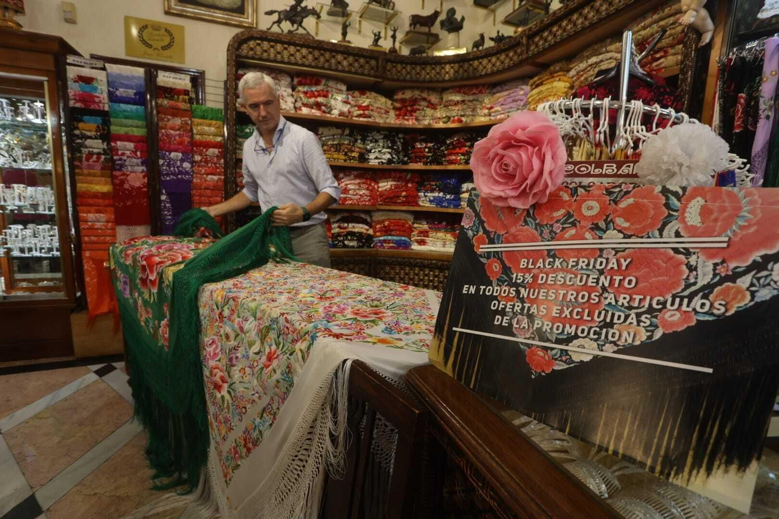 La tienda de Foronda en Sierpes, exhibe ya el cartel del Black Friday.