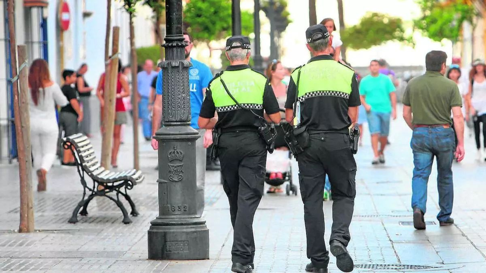 Dos agentes por las calles del municipio.