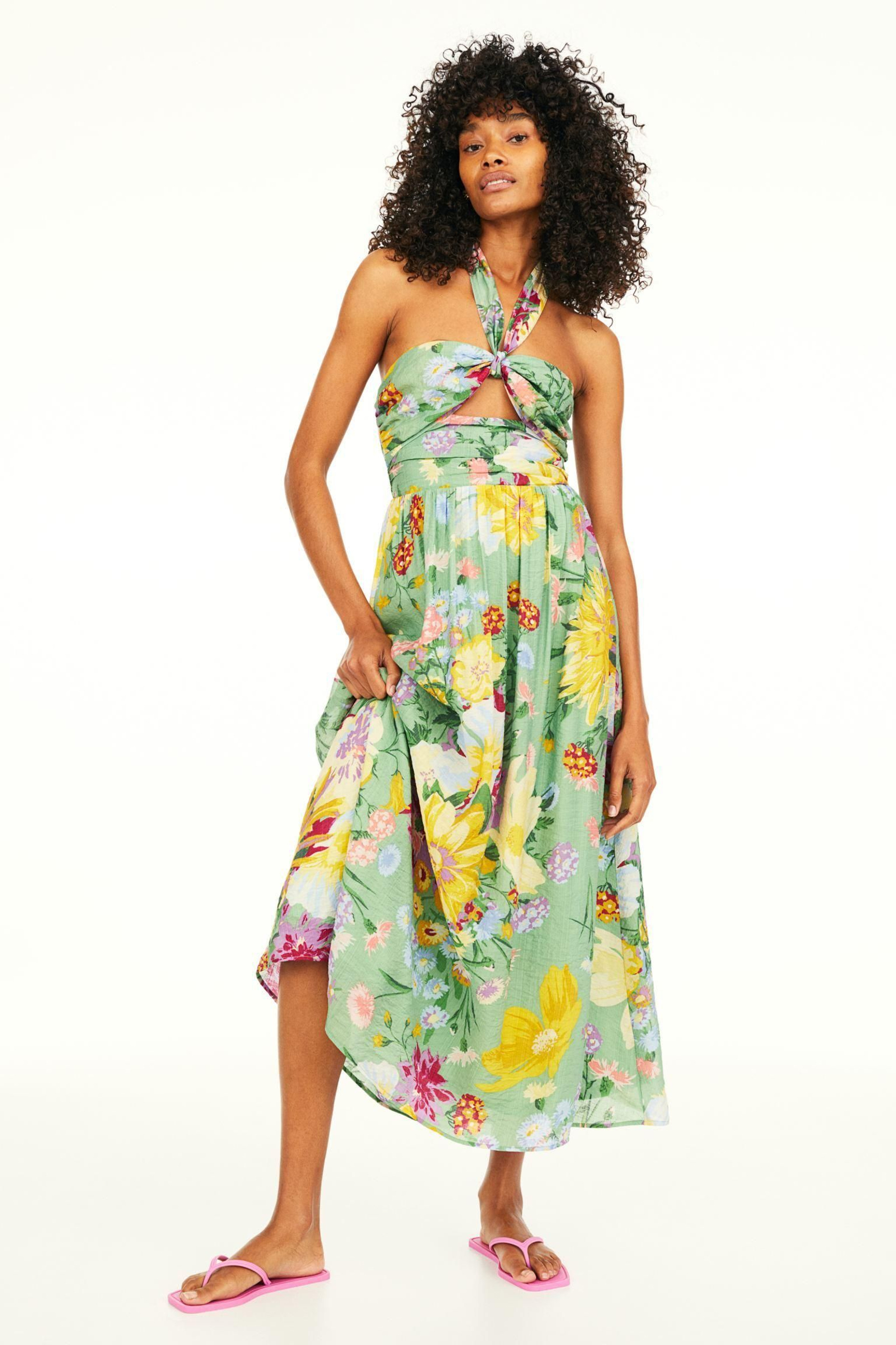 Vestido de flores y cuello halter de H&M.