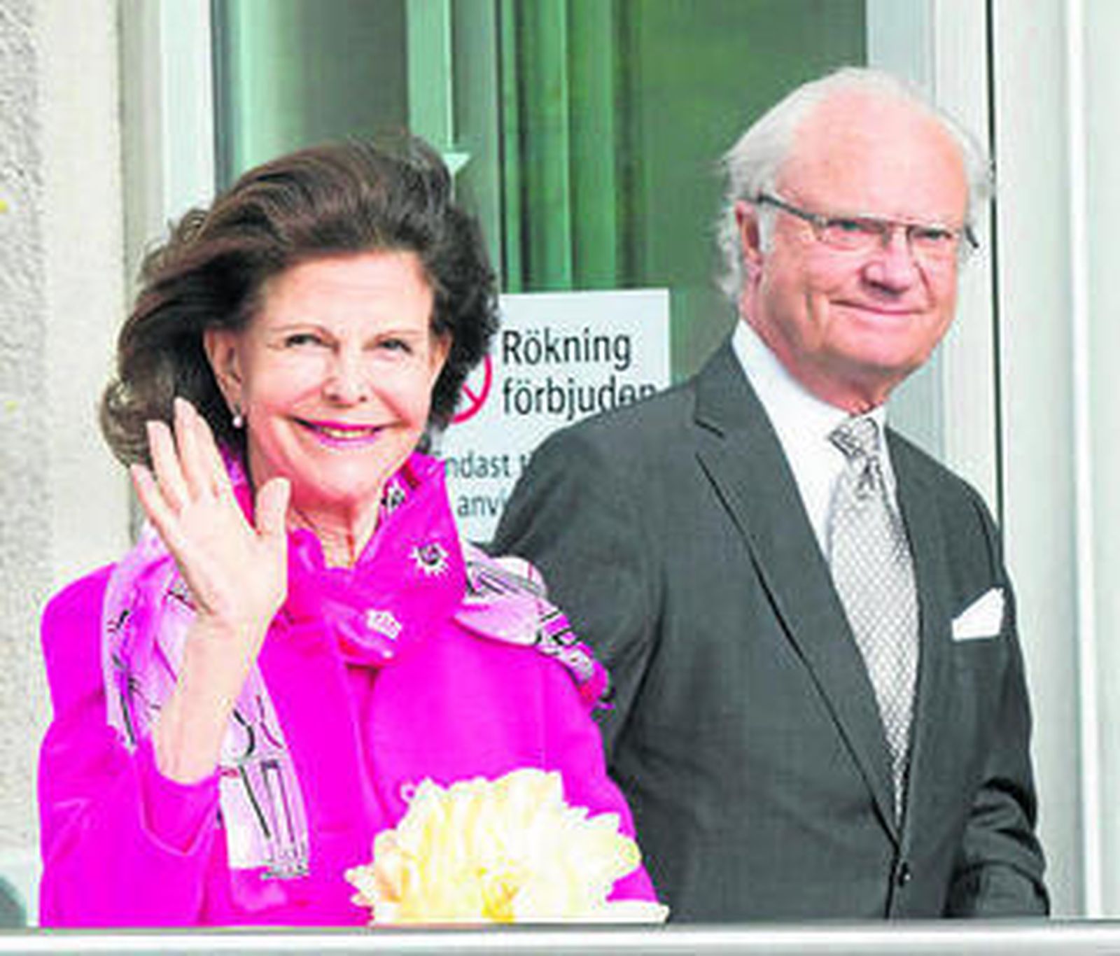 Los reyes Carlos Gustavo y Silvia, a su llegada al hospital.
