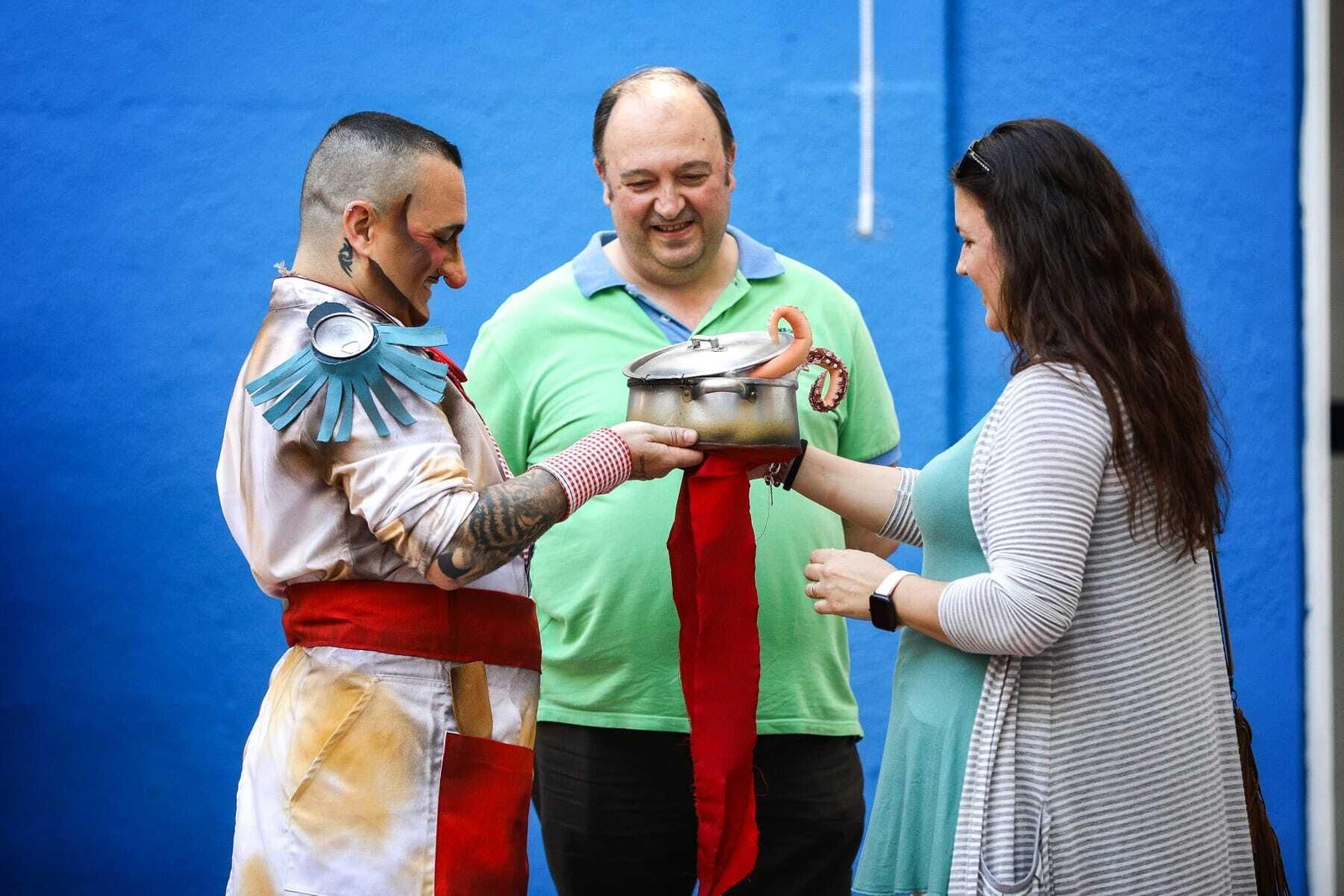 Un componente muestra su sombrero.