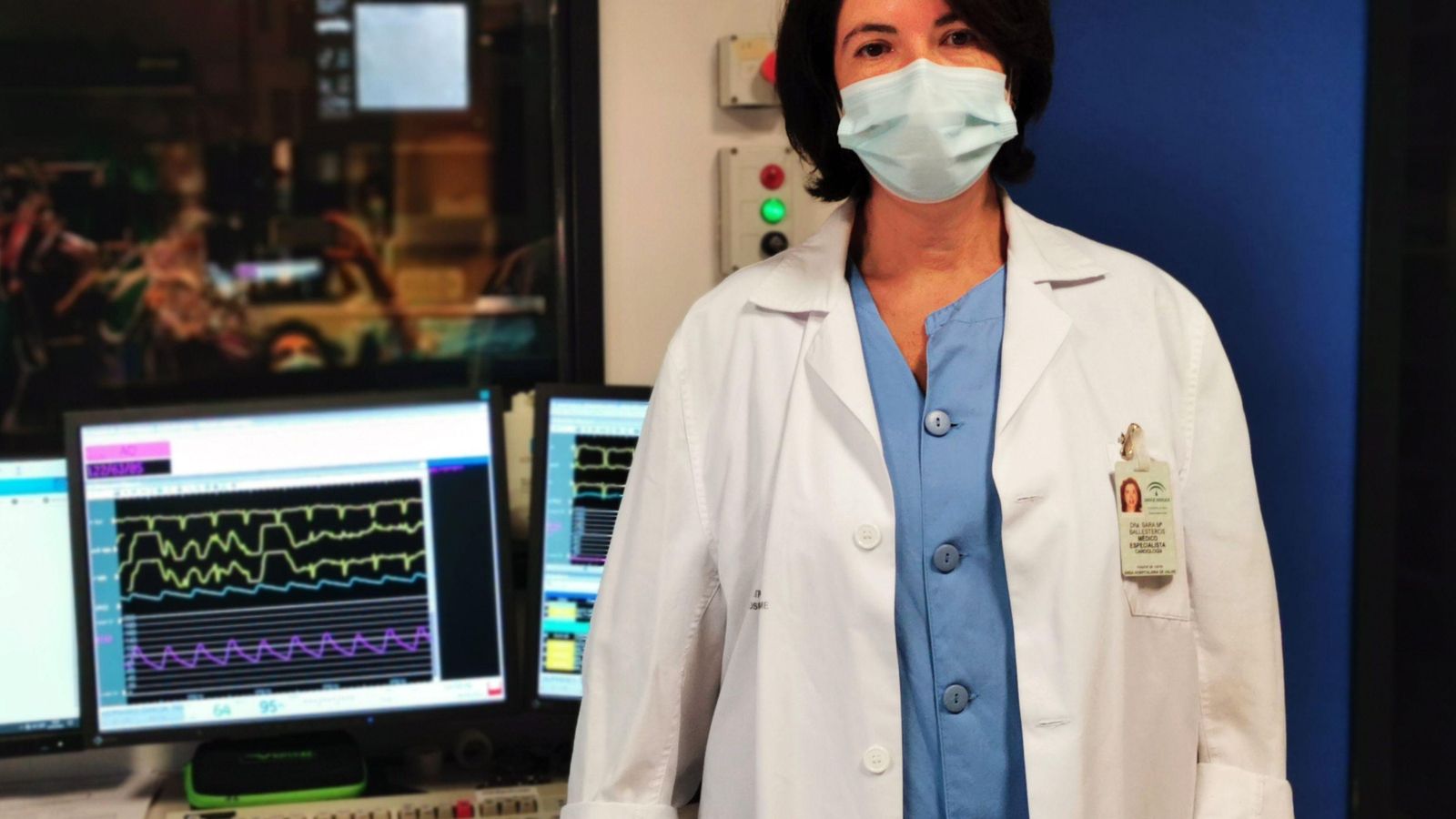 La doctora Ballesteros, en consulta.