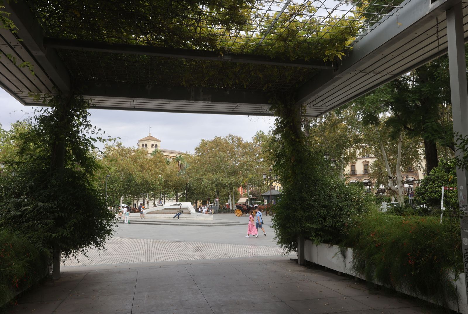 La pérgola, junto a la fuente de mármol y el hotel Alfonso XIII, se localiza en el sector protegido de la Exposición de 1929.