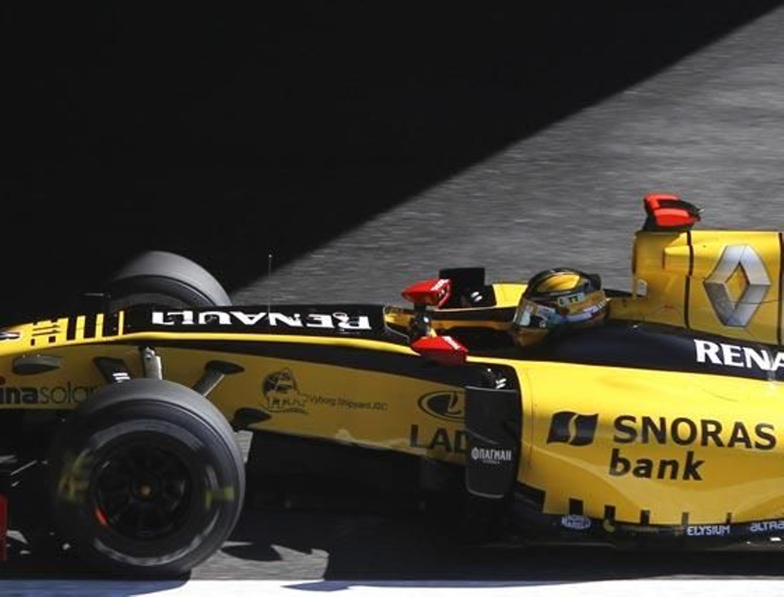 Fernando Alonso logra superar el peor circuito que le quedaba para Ferrari F10 con un tercer puesto detrás de los Red Bull del alemán Sebastian Vettel y del australiano Mark Webber

Foto: efe