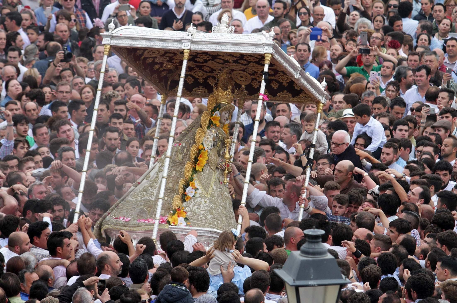 Las imágenes de la procesión de la Virgen del Rocío por la aldea en el Lunes de Pentecostés