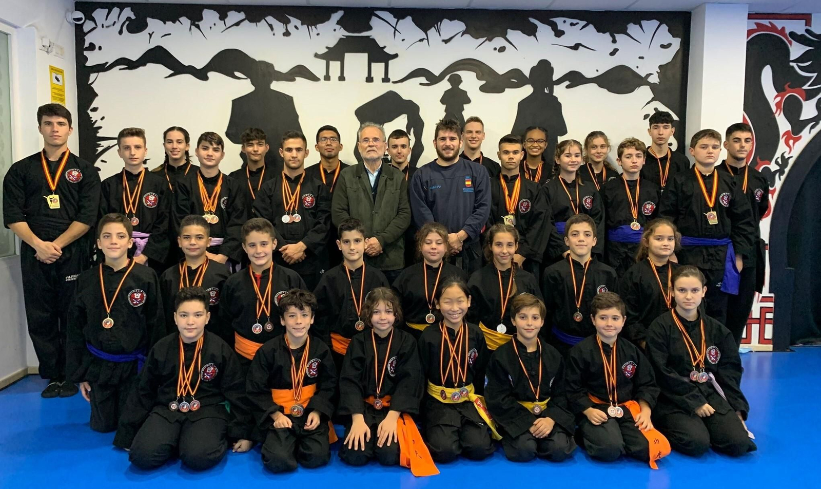 El equipo de la Escuela Internacional de Chiang Lee posa con sus medallas nacionales.
