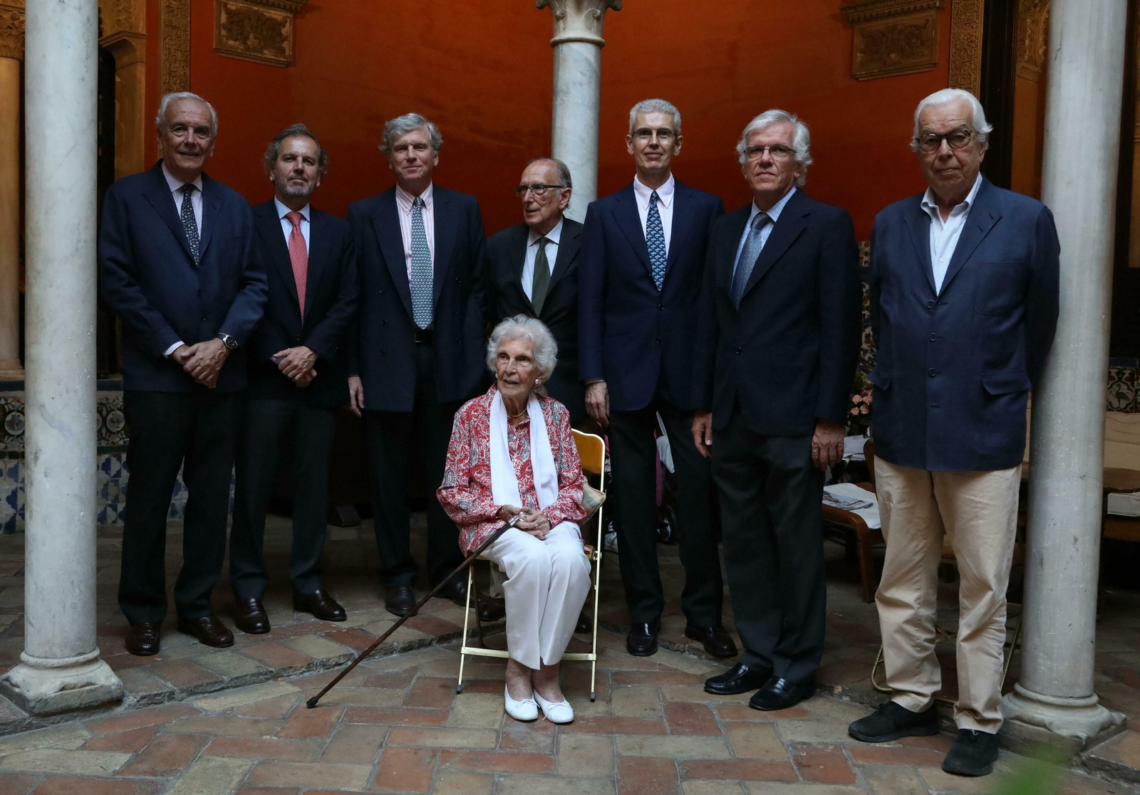 Maraía Asunción Milá. Detrás, siete de sus doce hijos. De izquierda a derecha, Álvaro, Cristián, Nicolás, Manuel, Bruno, Miguel y Diego.