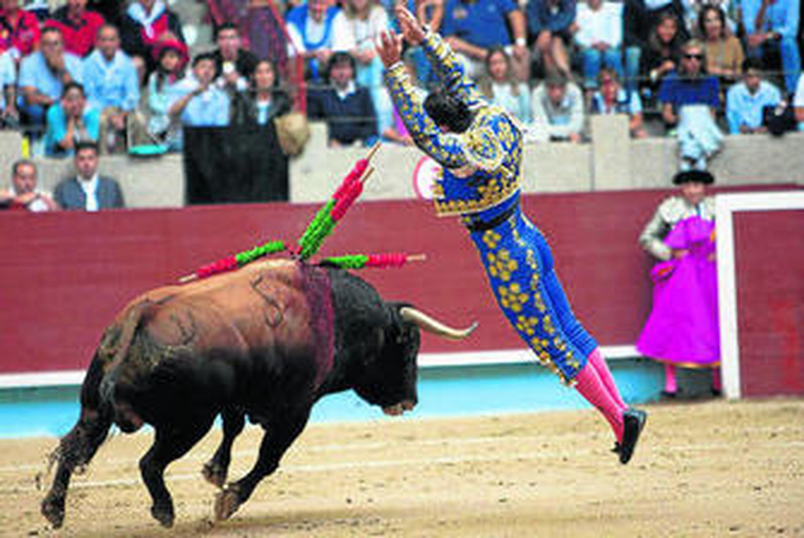 El Fandi, en un par de banderillas a su segundo toro.