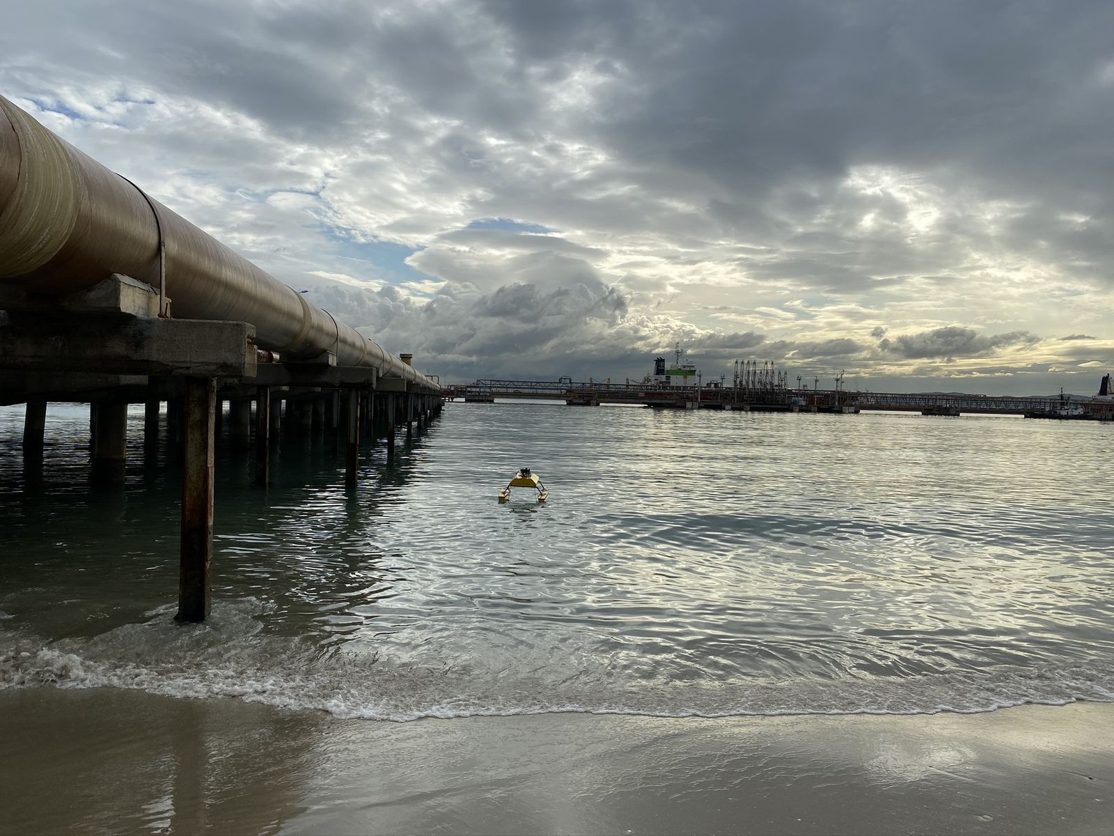Uno de los drones usados, en el pantalán de la refinería de Cepsa en la Bahía de Algeciras.