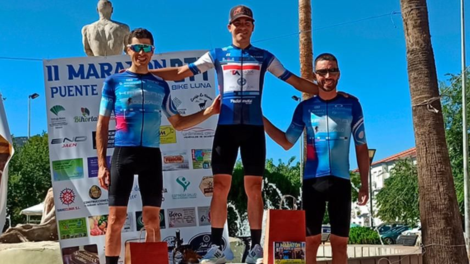 José Manuel Hidalgo, acompañado por José Ramón Molina y Javi Moreno en el podio masculino.