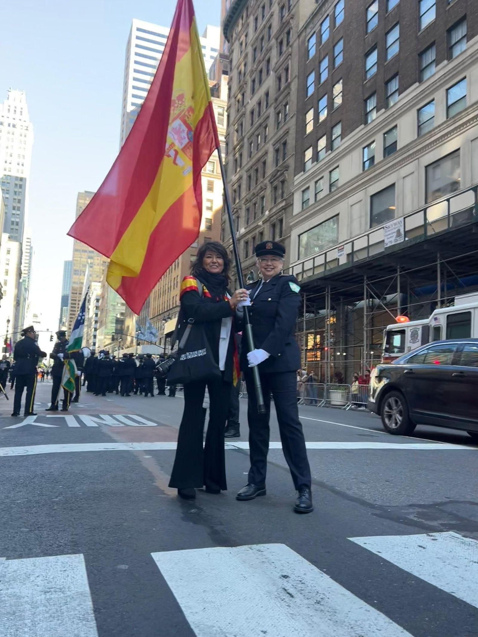 La policía local de Jerez Mari Luz Rojo, junto a la fotógrafa jerezana María Higuero, antes del desfile.