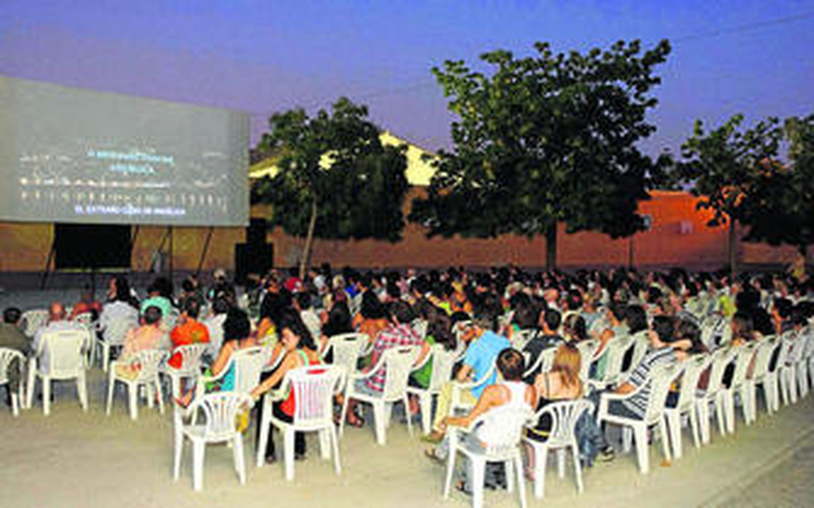 Una de las últimas proyecciones del cine de verano en el patio del colegio San Luis.