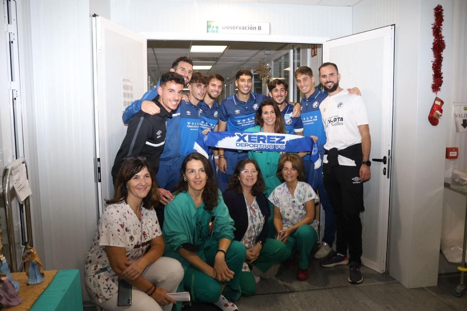 El Xerez DFC entrega regalos a los niños ingresados en el Hospital de Jerez