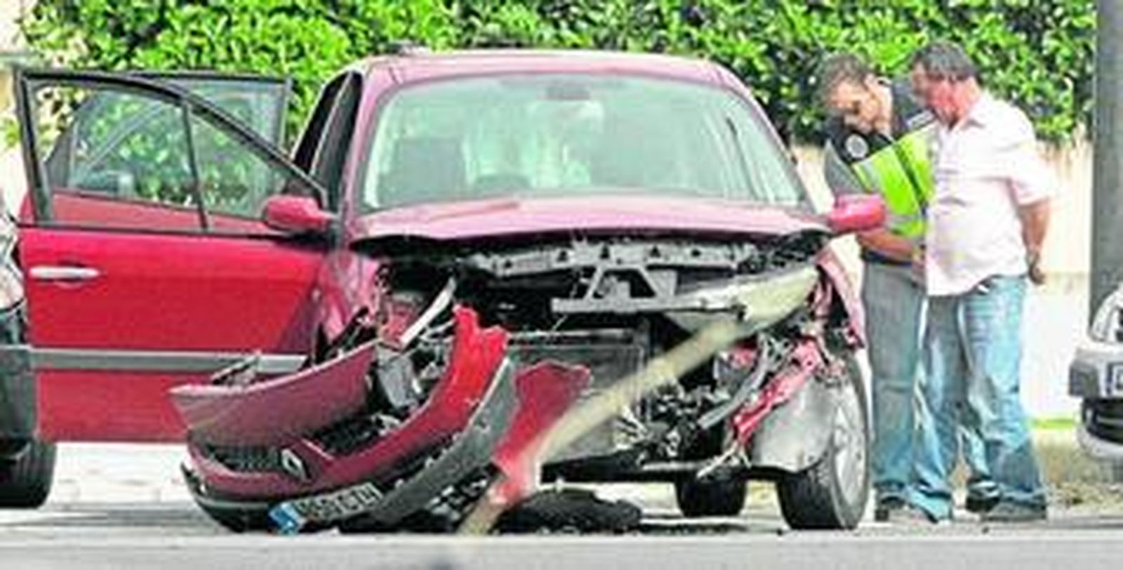 El vehículo en el que circulaban los detenidos quedó destrozado tras colisionar con otro turismo.