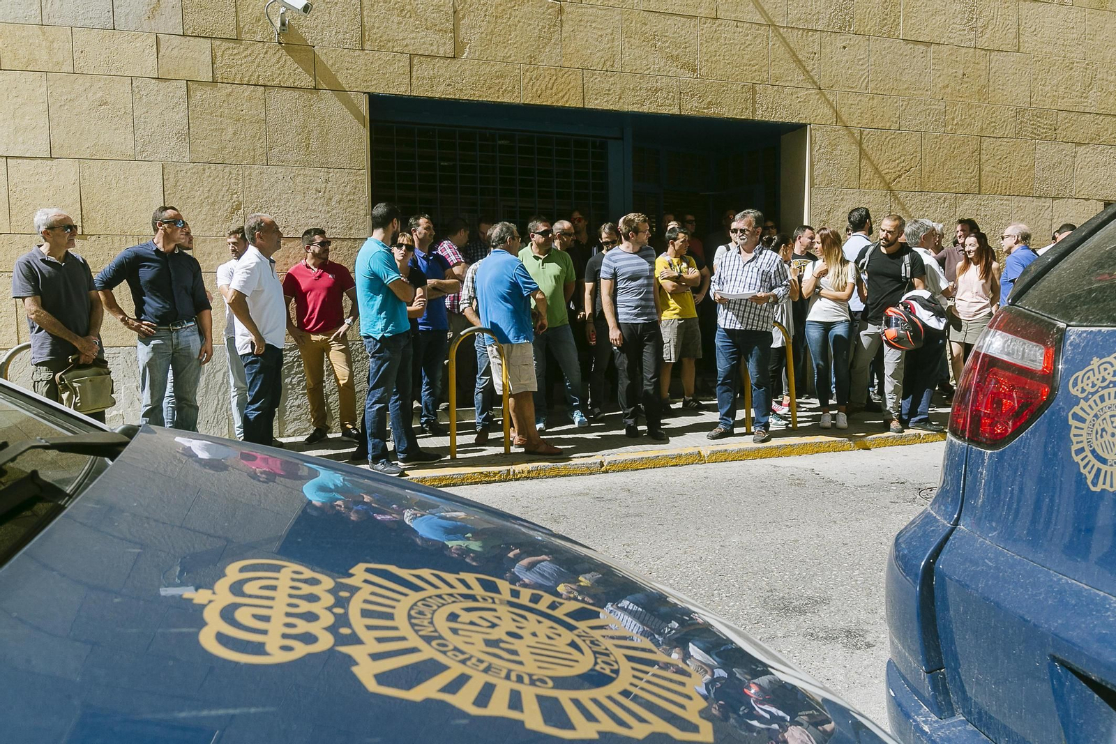 Un momento de la concentración de apoyo llevada a cabo ayer por la Policía Nacional a las puertas del Pirulí.