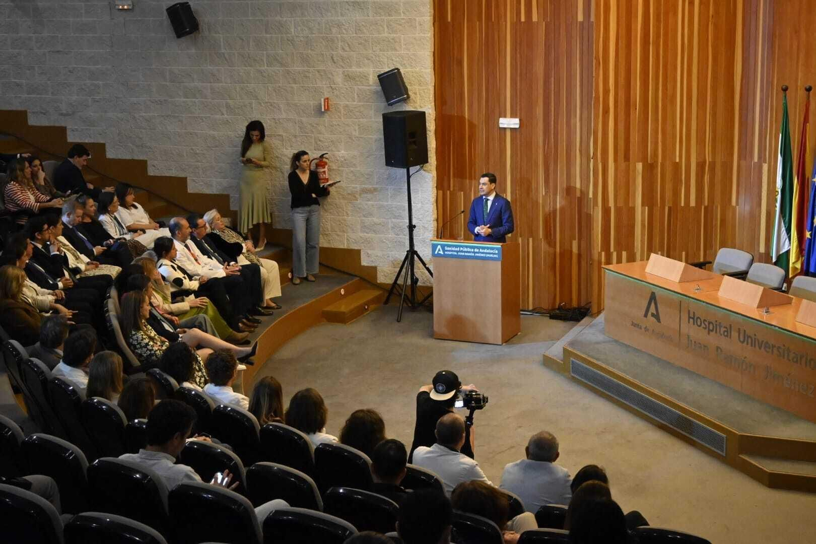 El presidente de la Junta de Andalucía, Juanma Moreno, este lunes  en el Hospital Juan Ramón Jiménez de Huelva